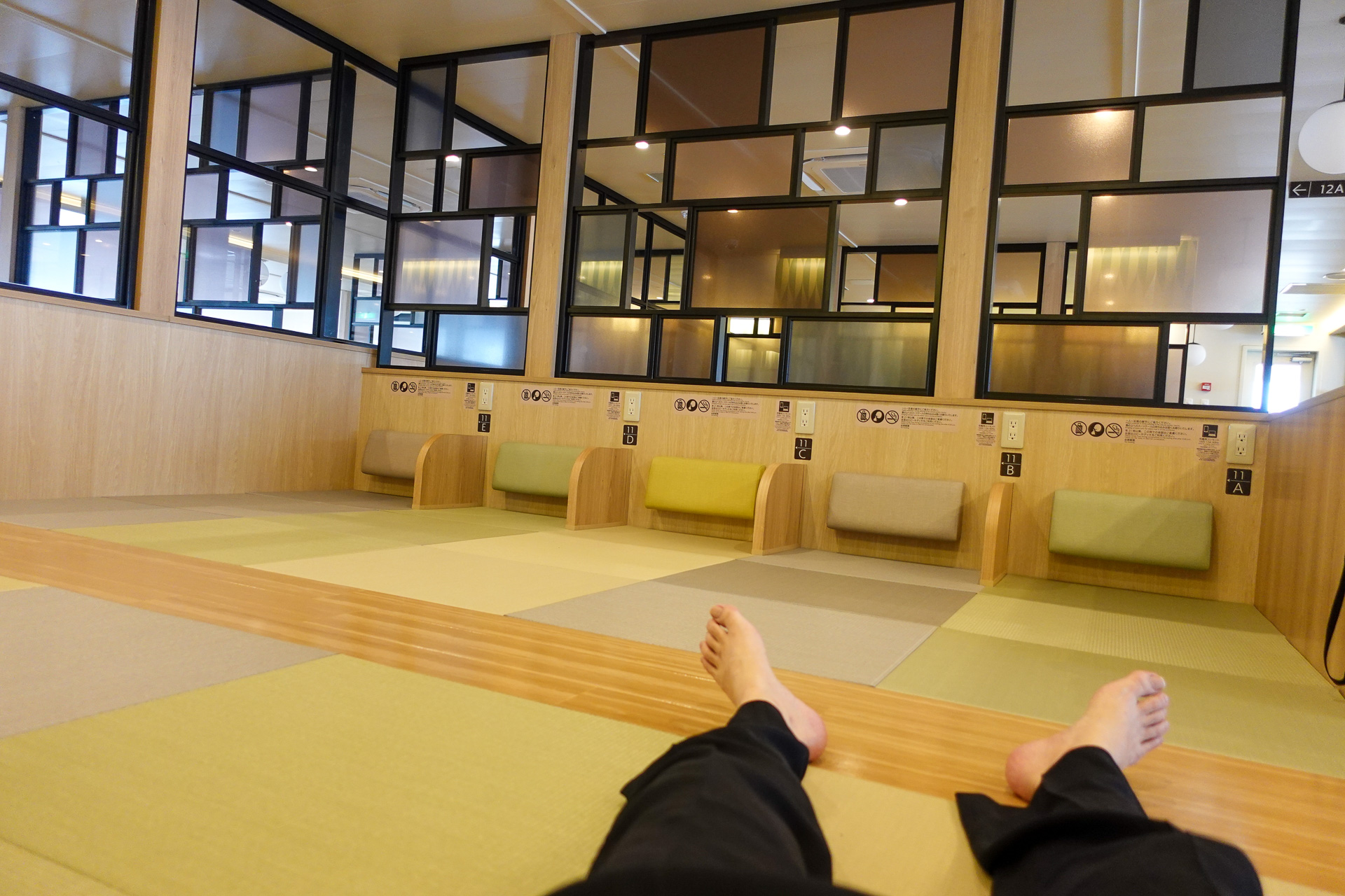 実際に寝てみた。横になれるのってイイ！