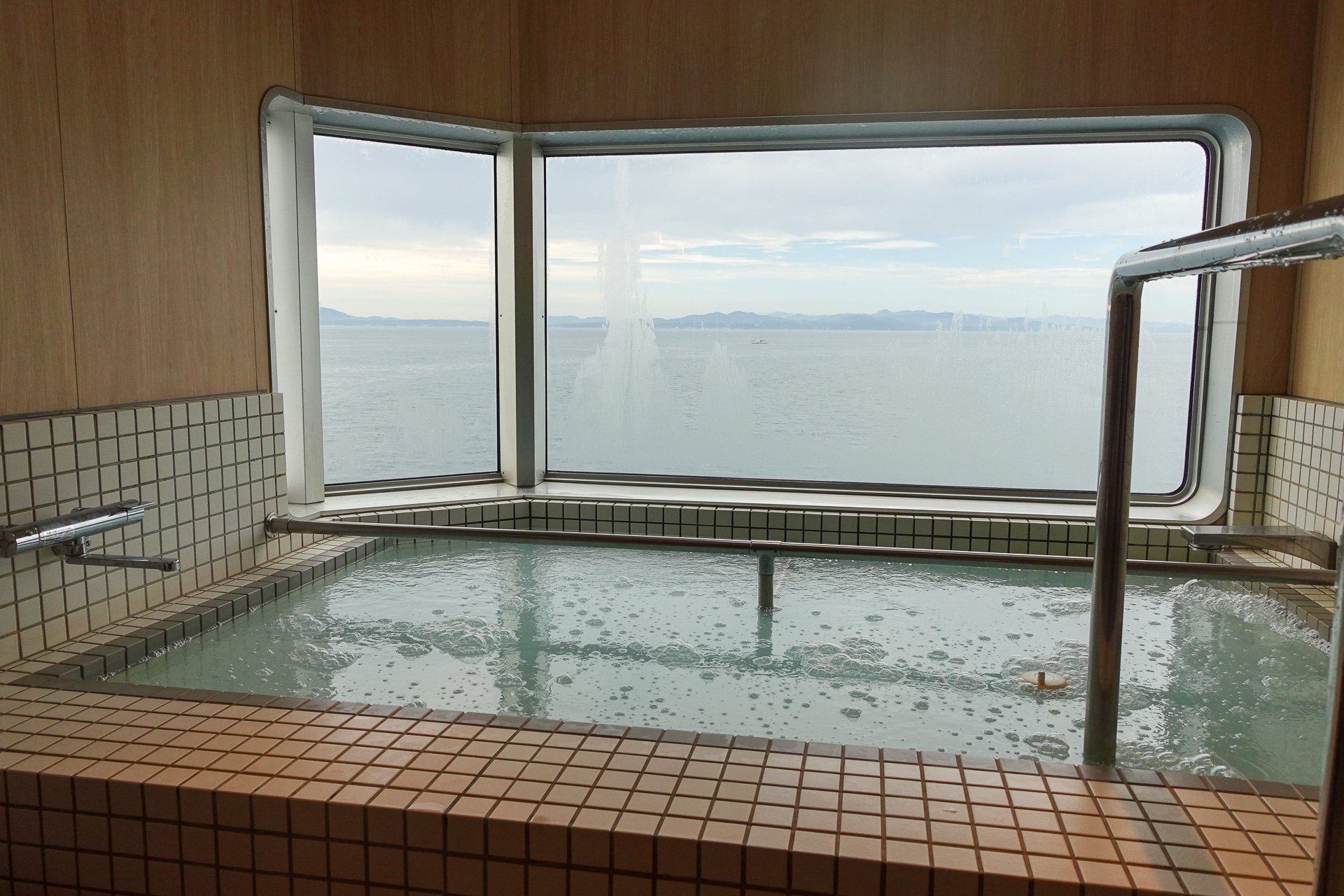 「雲の湯」の色は乳白色。細かい気泡で癒される