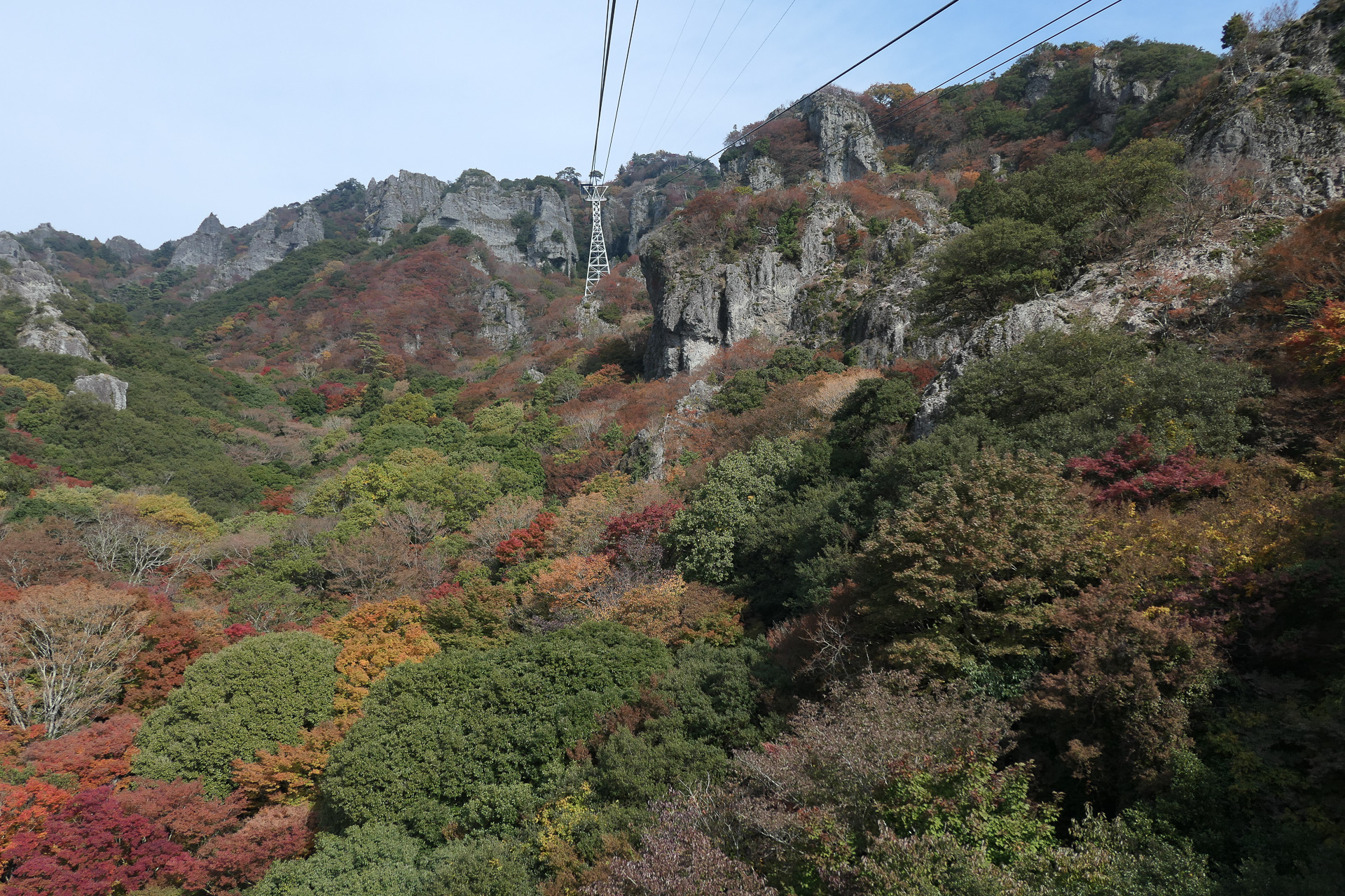 「寒霞渓」は、火山岩と紅葉が織りなす渓谷美が見事だ