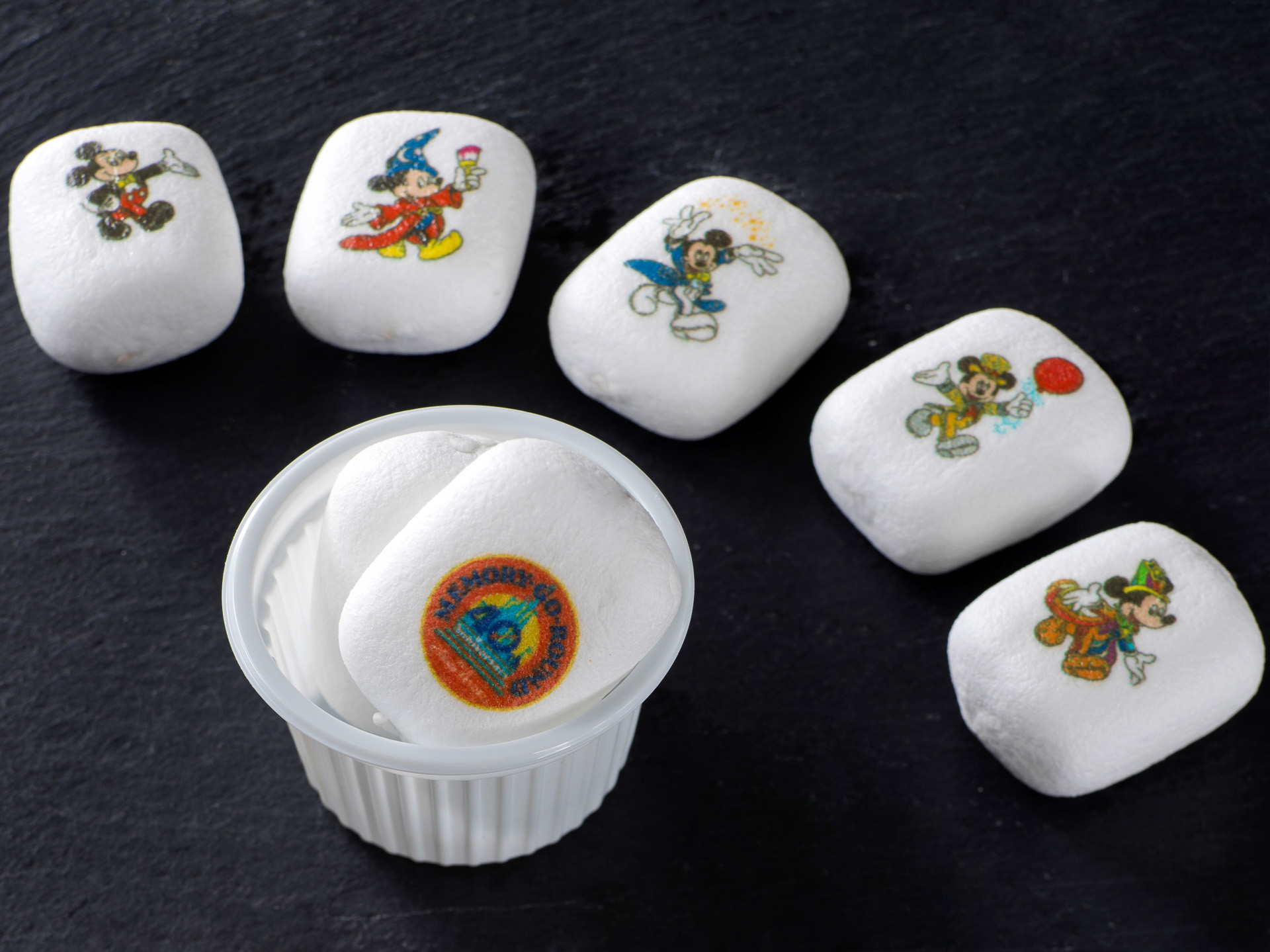 スペシャルデザインのマシュマロ（チョコ）2個もソフトドリンクのオーダーでもらえる