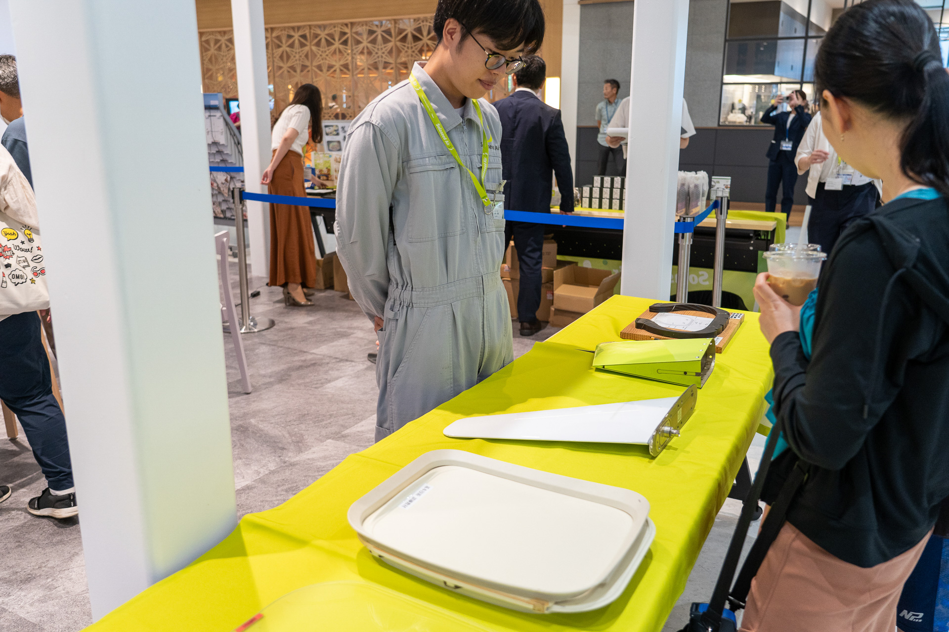 アンテナカバーや窓枠など整備パーツの展示