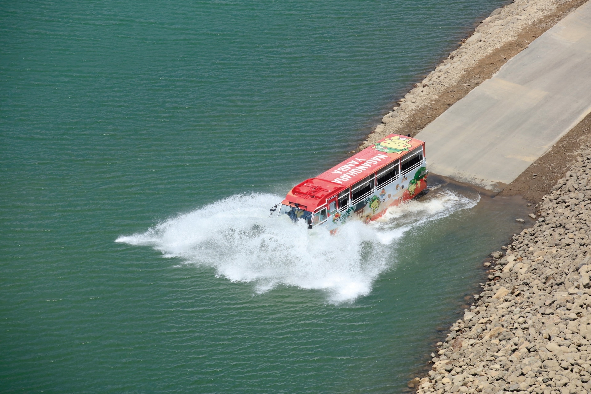 八ツ場ダム水陸両用バス「にゃがてん号」を8月10日に運行開始