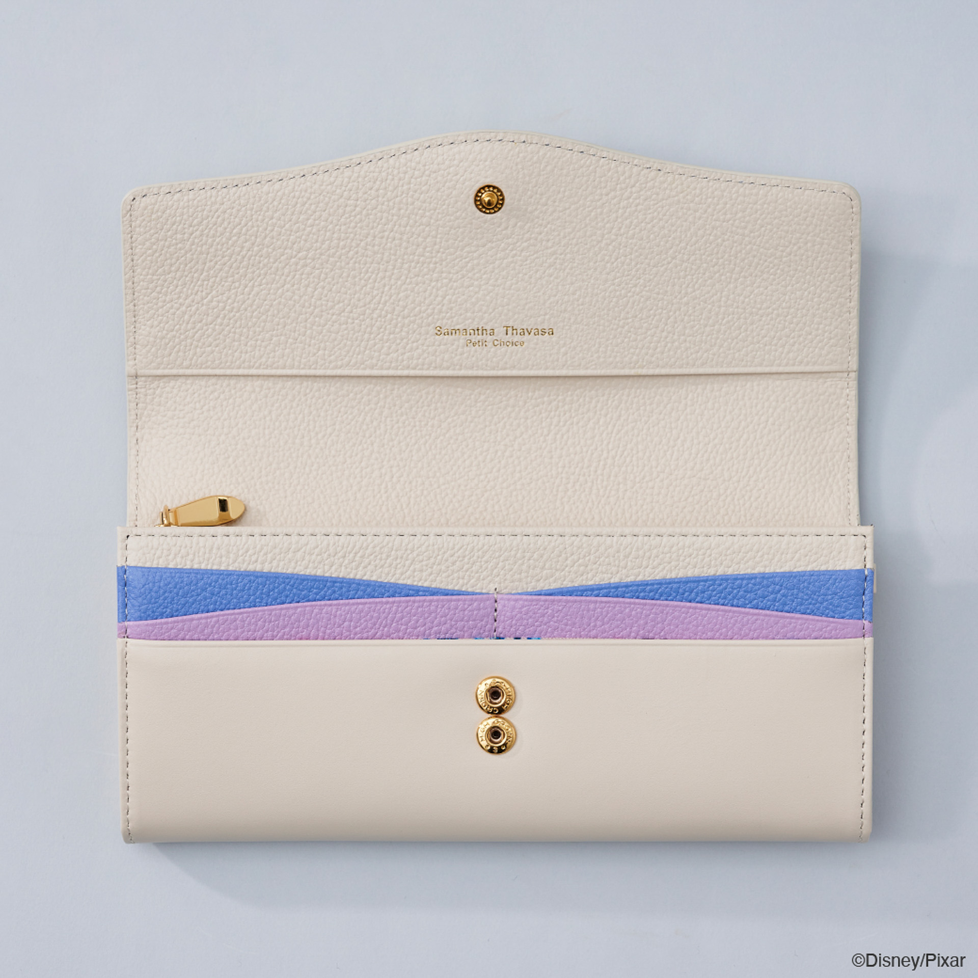 内側のポケット部分。ライトブルーとラベンダーの配色