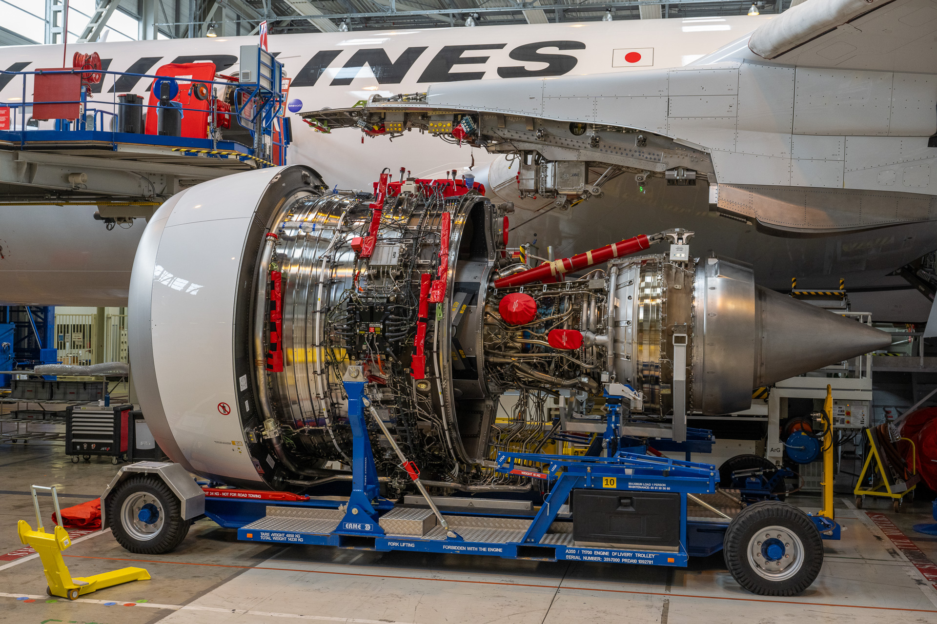 A350-1000のエンジン搭載が進む