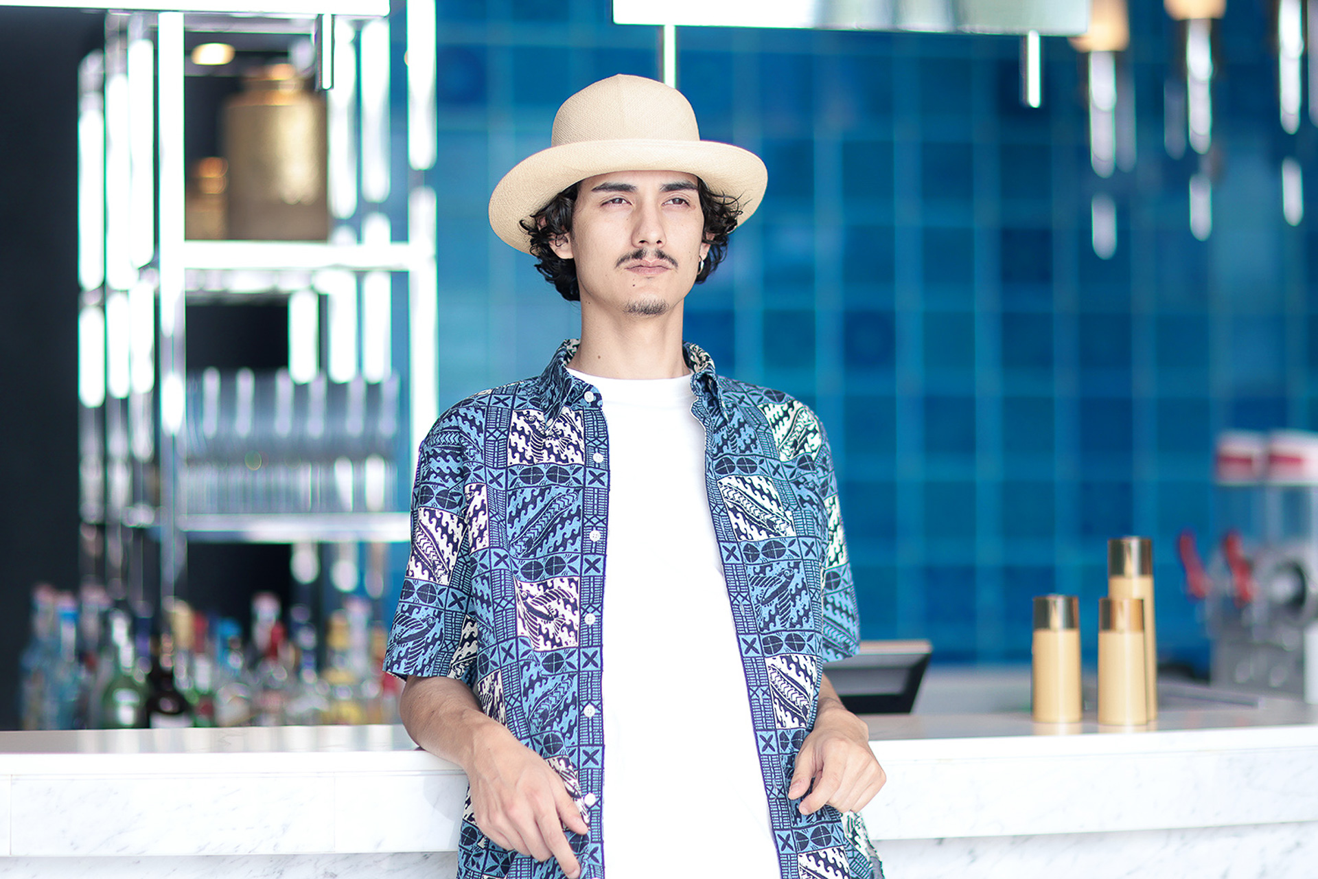 1枚はおるだけで開放的かつ上品なスタイルに仕上げてくれる