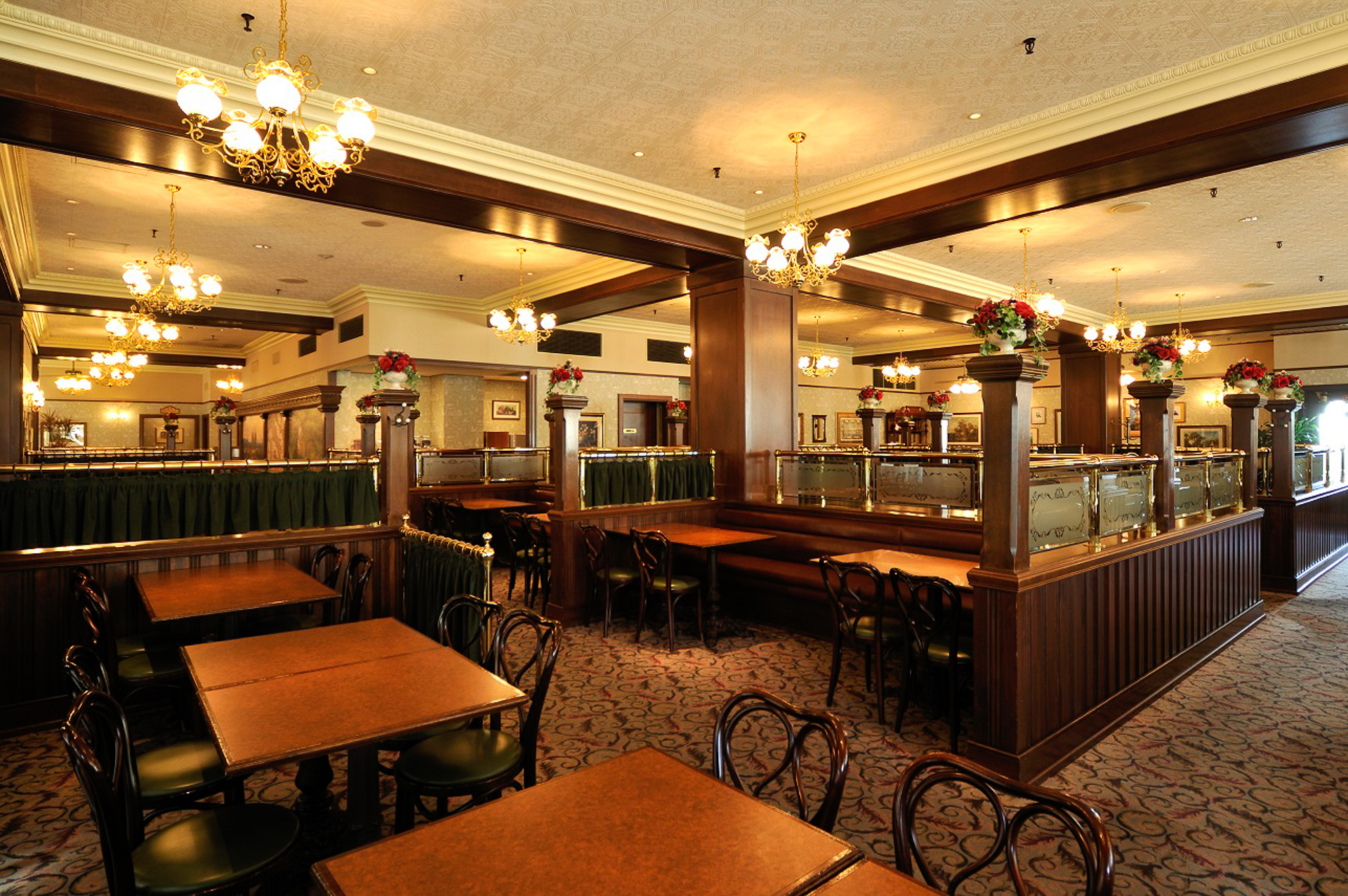 対象レストランは東京ディズニーランドは「イーストサイド・カフェ」など5施設