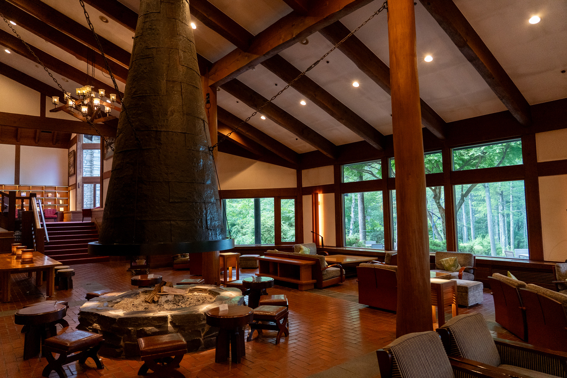 ホテルのラウンジにある大きな円錐の暖炉は蓼科東急ホテルのシンボル