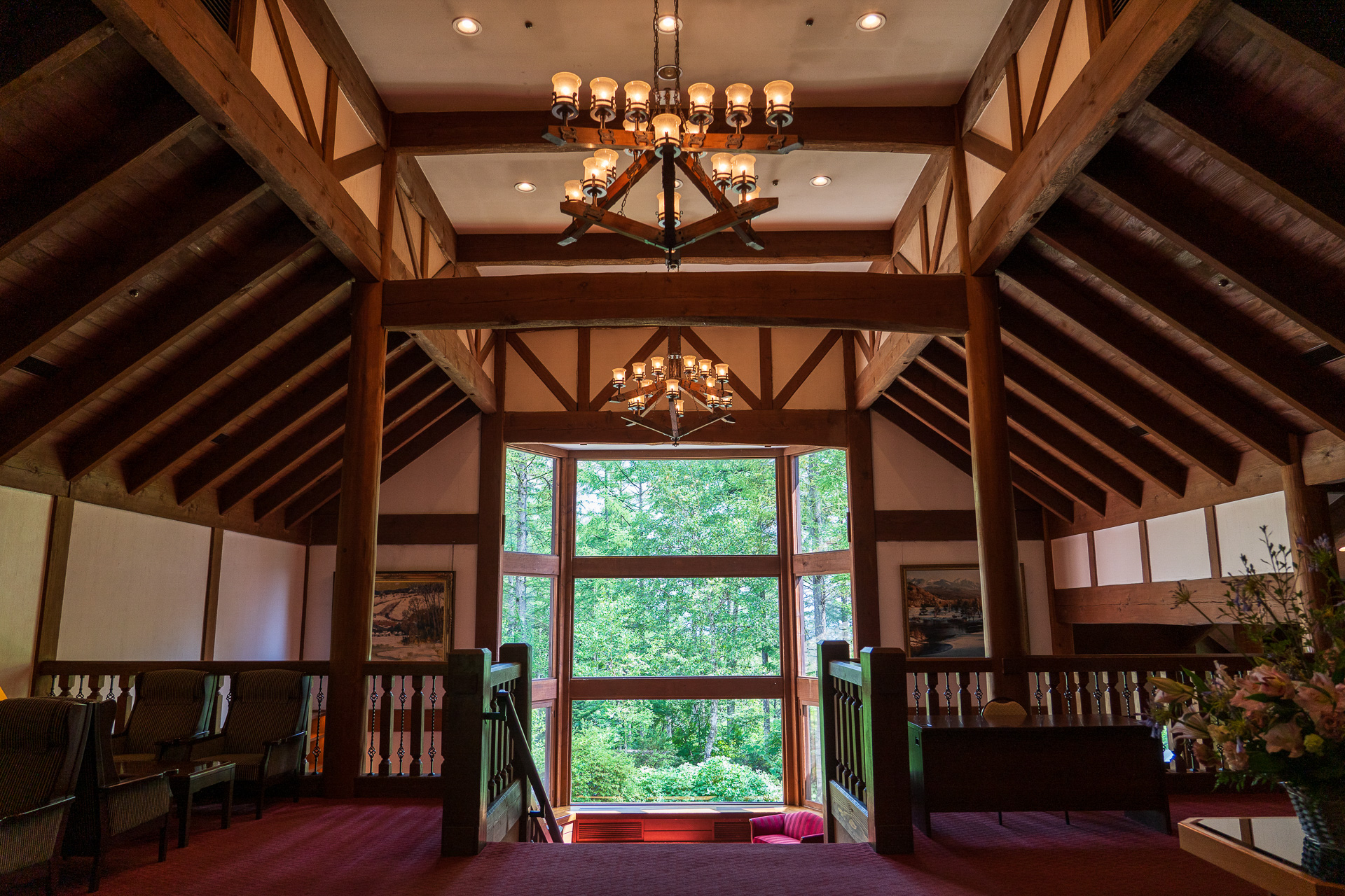 建物に入ってまず目に飛び込んでくるのは、風格あって木のぬくもりが感じられるこの光景