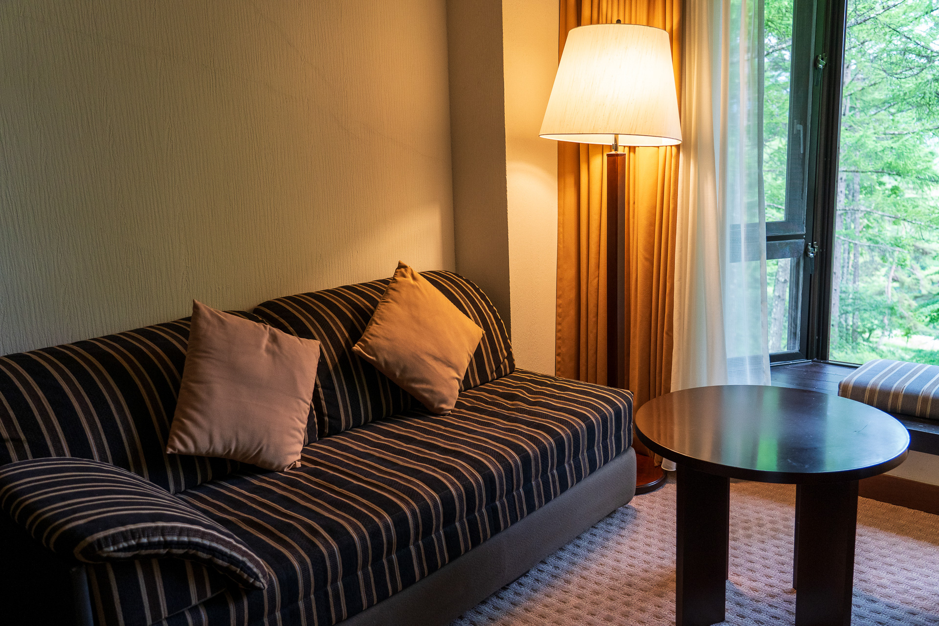 この窓辺のソファエリアがお気に入り