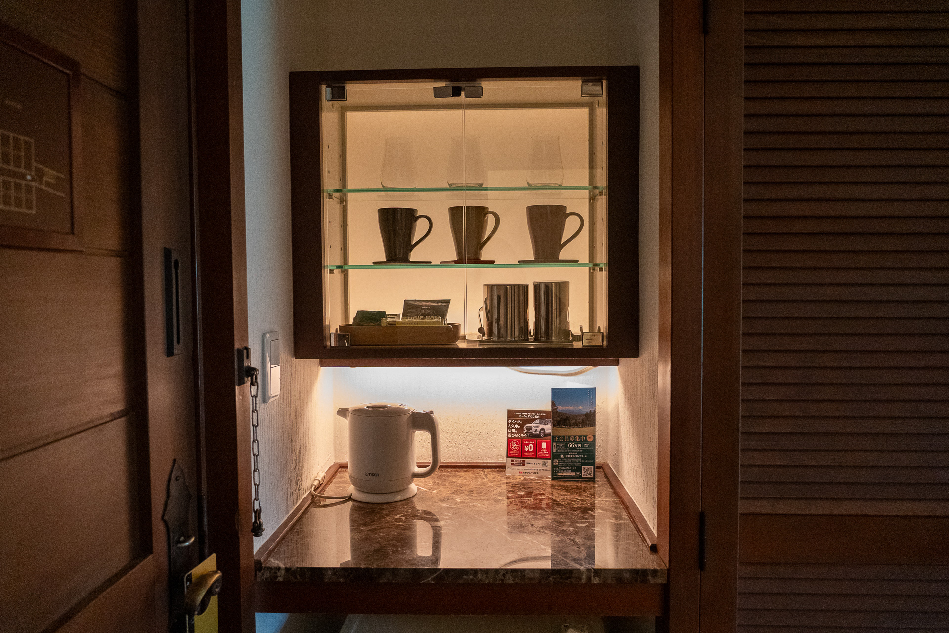 カップやグラスはミニ戸棚に