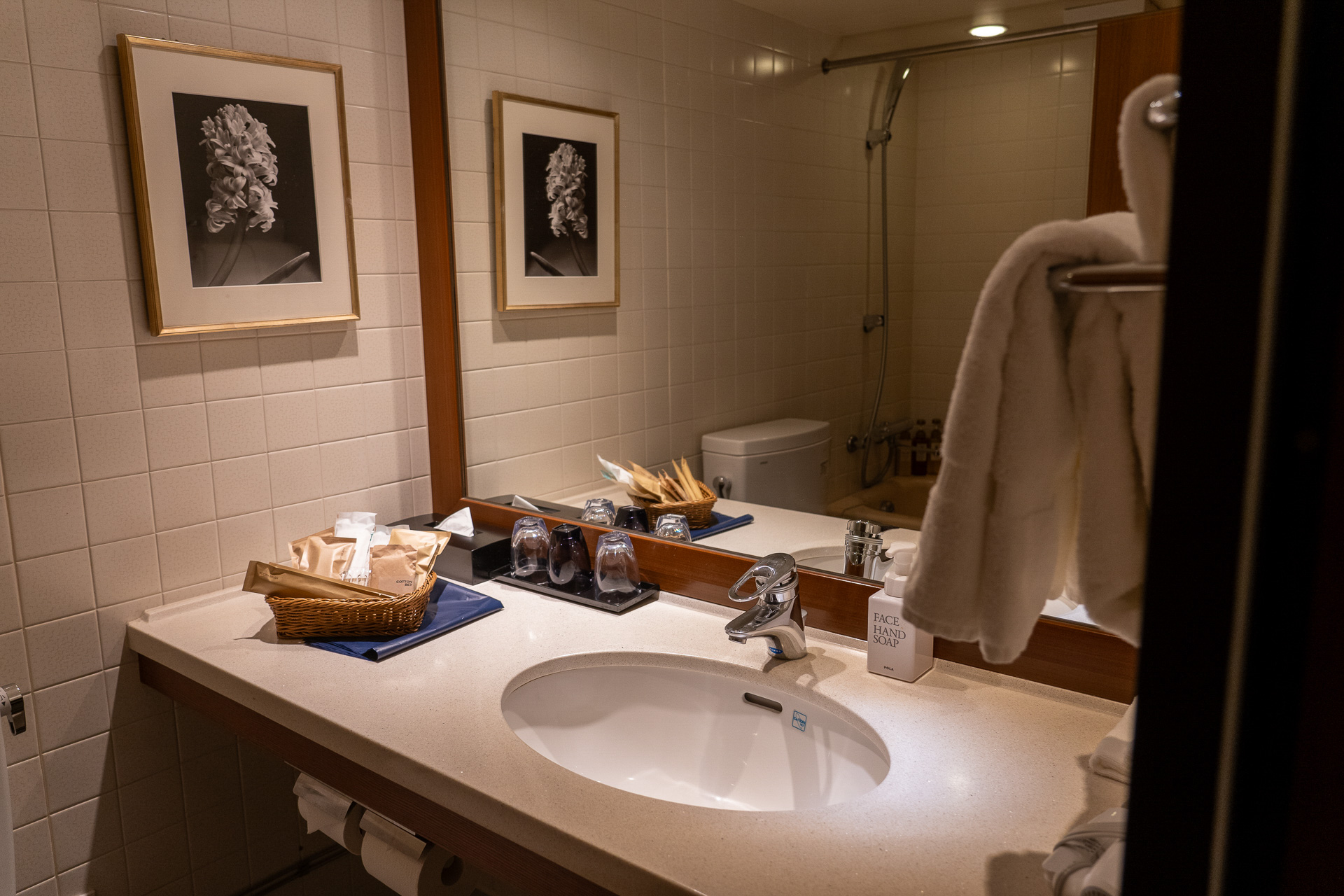 バスルーム。反対側にはバスタブも