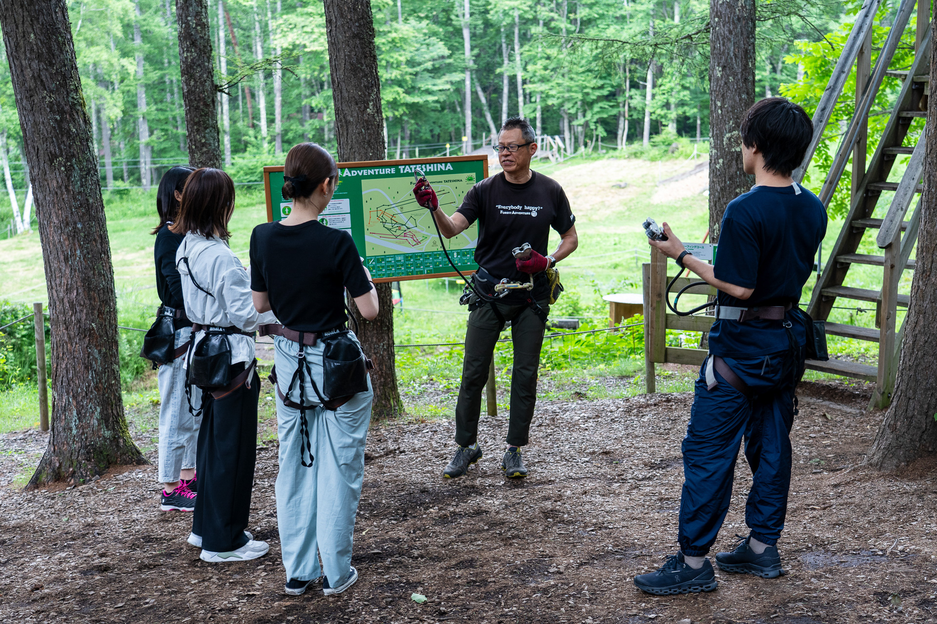 最初にハーネスの使い方などの安全講習を受けたら、あとは自分で樹の上にのぼって、渡って、滑り降ります