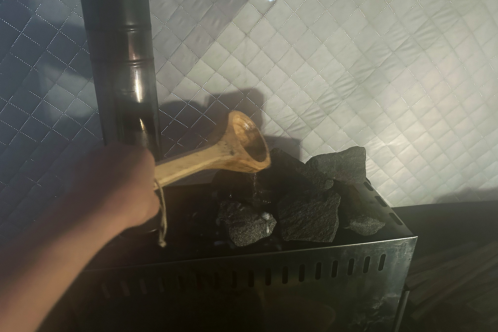 蒸気からはカラマツのアロマのいい香り