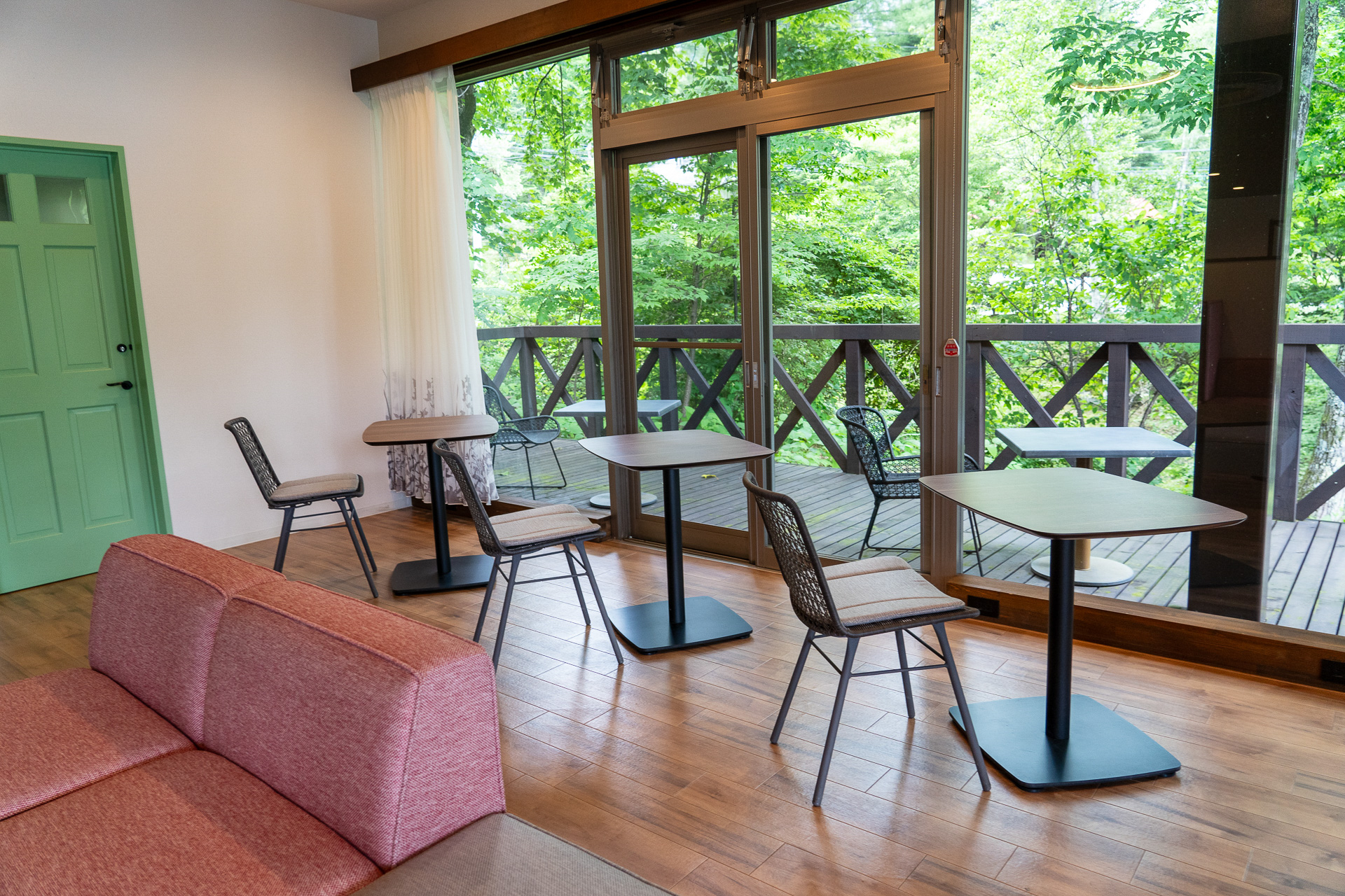 無料のフリースペースは室内18席、テラス5席