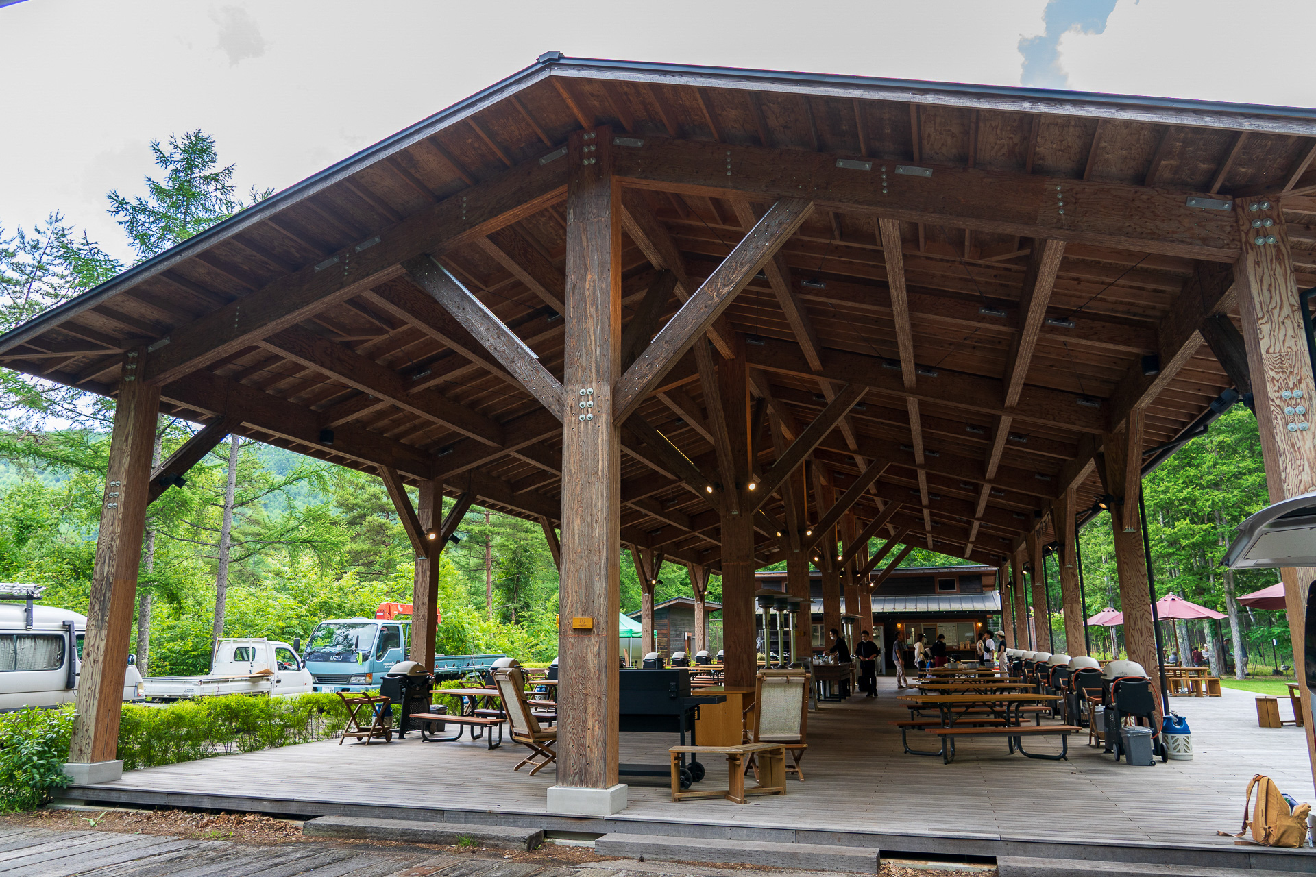 16ブースある大屋根の「THE ROOF」