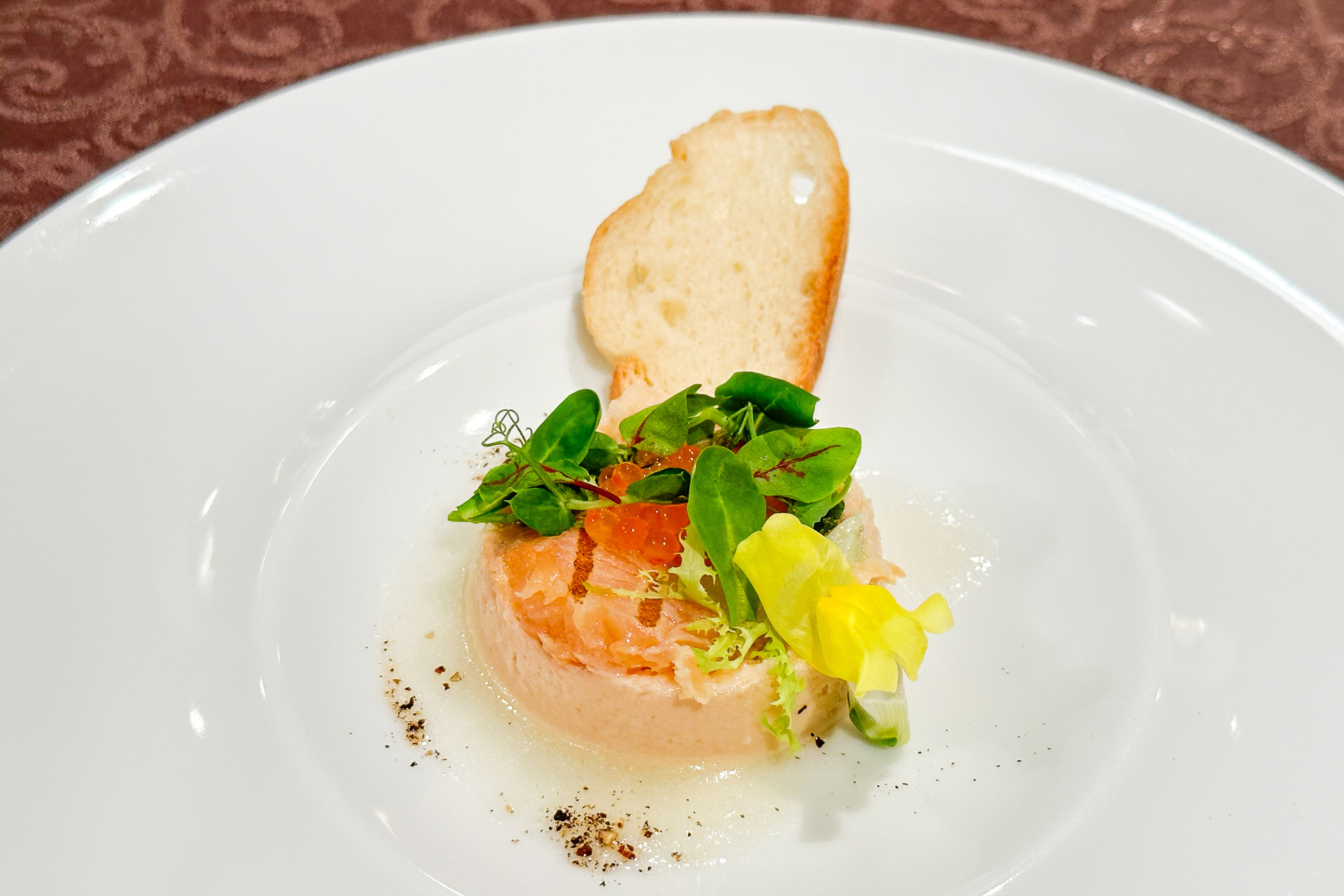 アミューズブーシュの「信州サーモンのムースとマイクロハーブのサラダ仕立て」