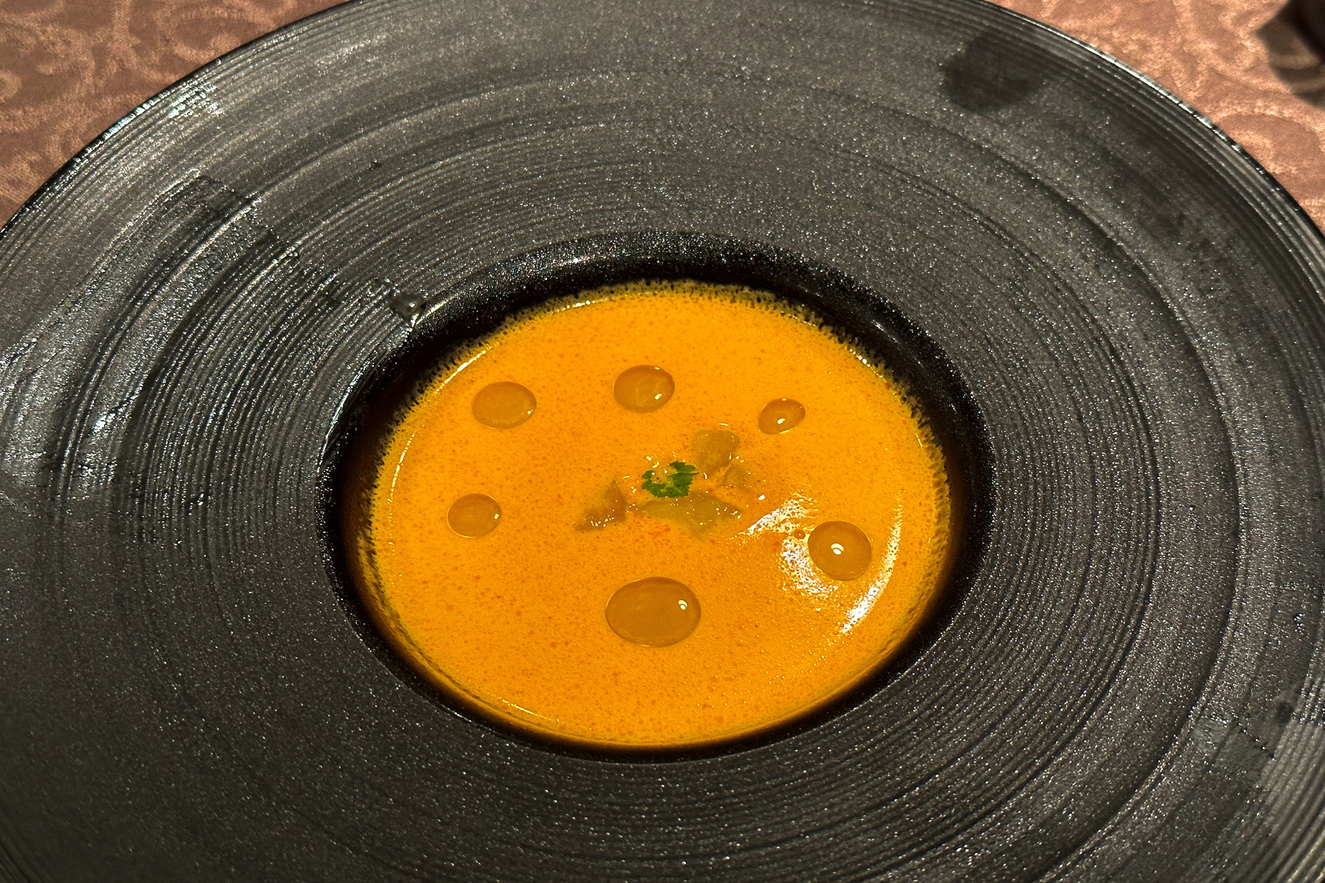 こちらがマンゴーの甘味が絶妙にマッチして美味しかったパプリカの冷製スープ