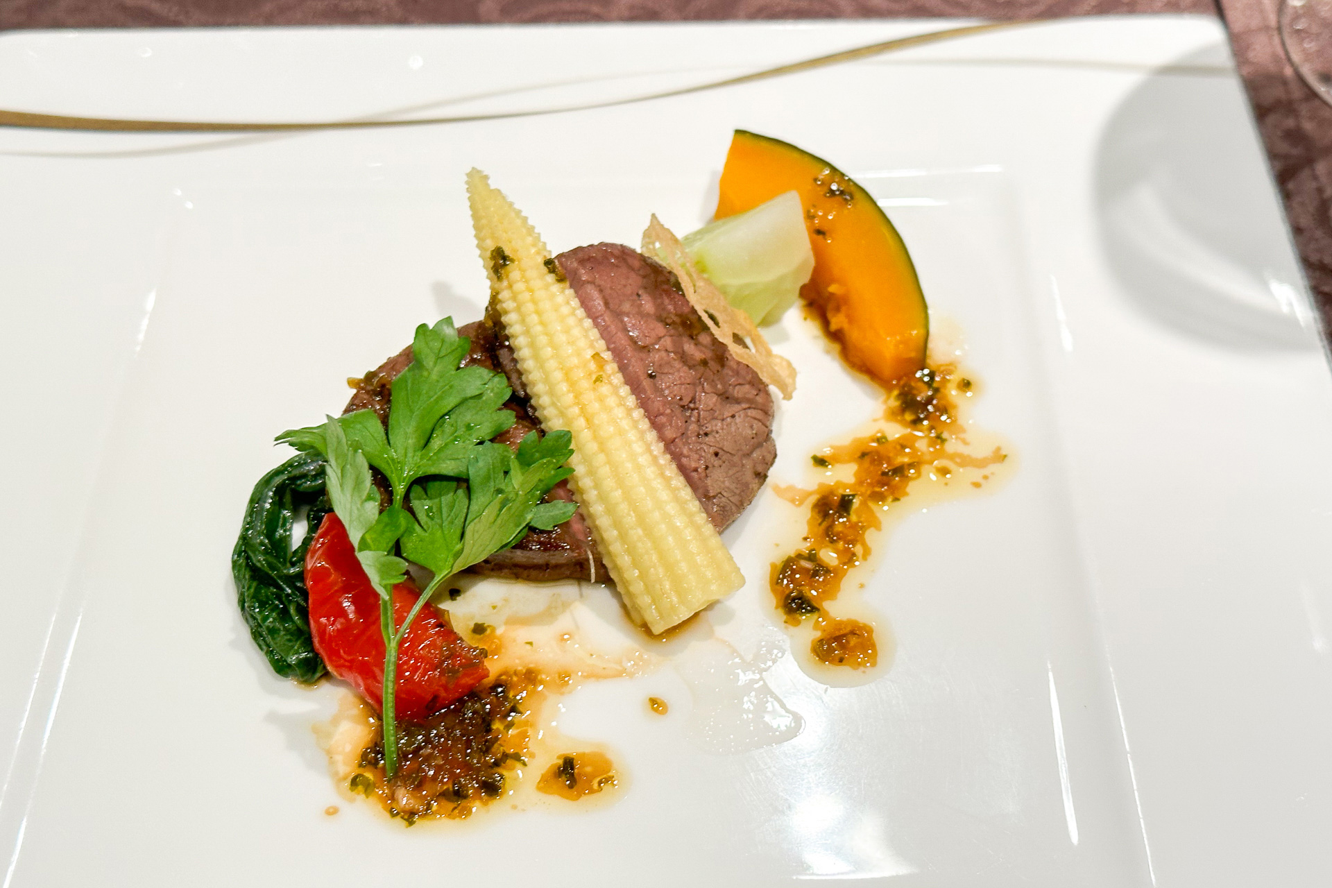 お肉料理は和牛フィレ肉のロティと彩夏野菜 野沢菜とアンチョビのソース