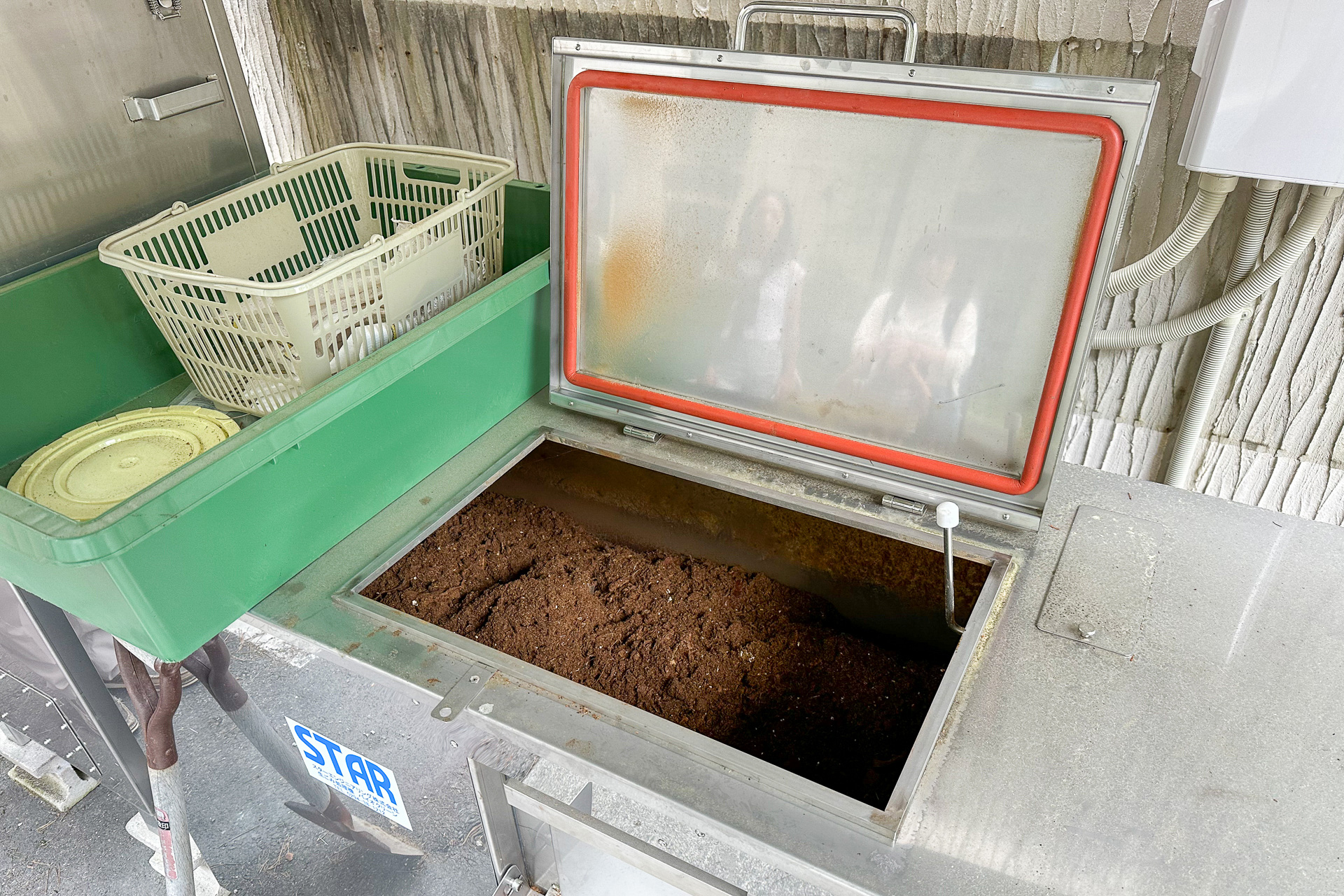 バイオ式生ごみ処理機。ここに投入した生ごみは、9割が水と空気に分解され、残りの1割が堆肥になるのだそう