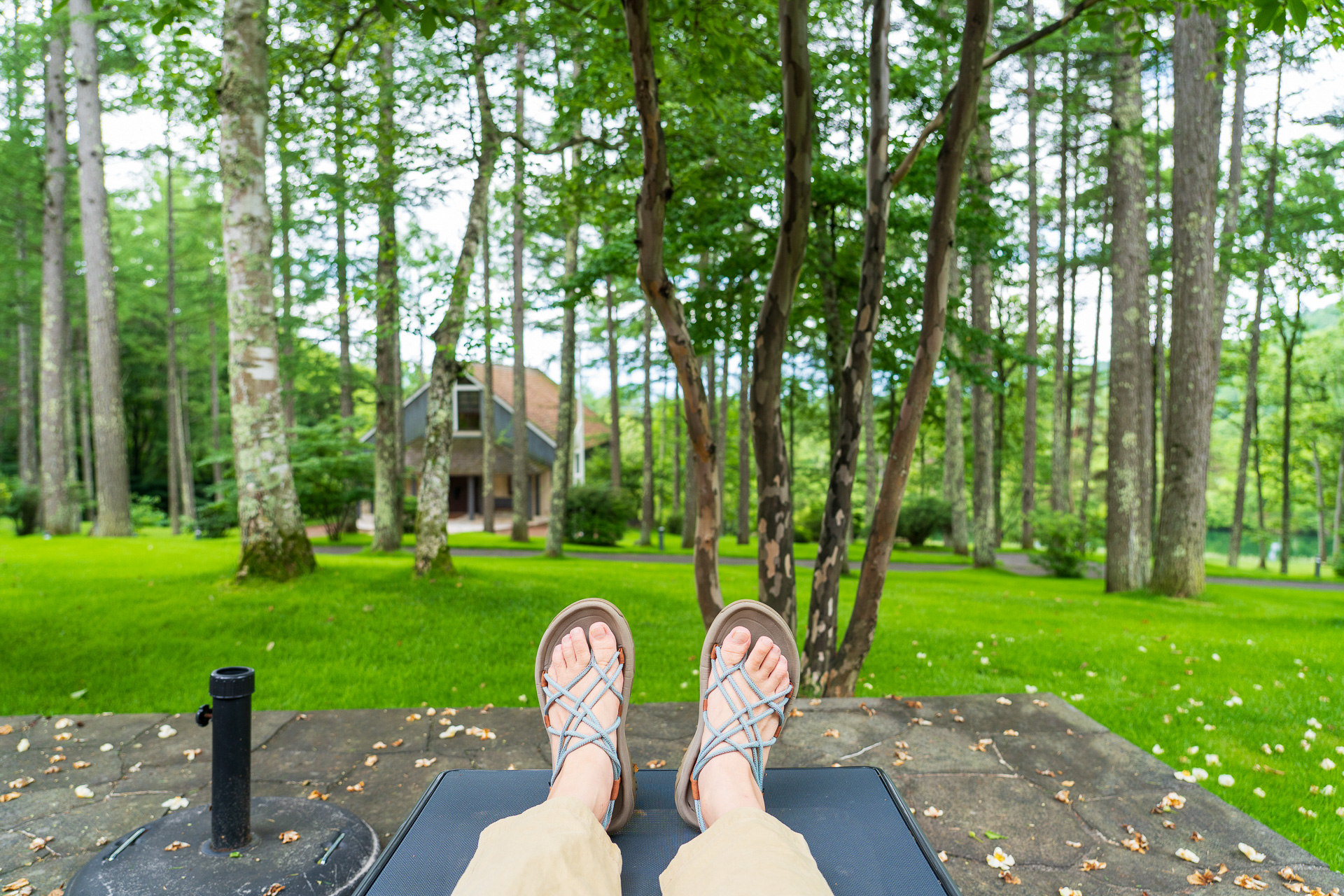 ホテルの方いわく、ラウンジ「アゼリア」のテラスにあるデッキチェアでビールを飲むのが最高の贅沢だそうですよ