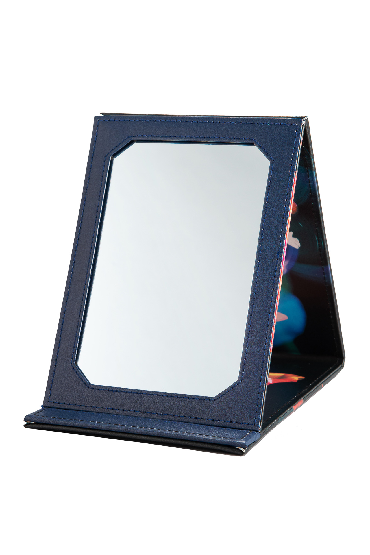 開いて立てるとスタンドタイプに。