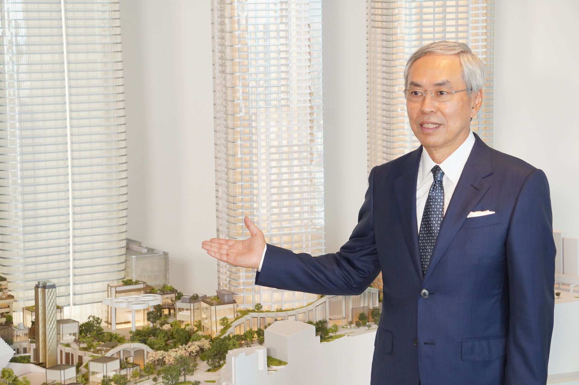 森ビル株式会社 代表取締役社長 辻慎吾氏が記者発表会に登壇。麻布台ヒルズが目指す「Modern Urban Village～緑に包まれ、人と人をつなぐ『広場』のような街～」の構想を説明した