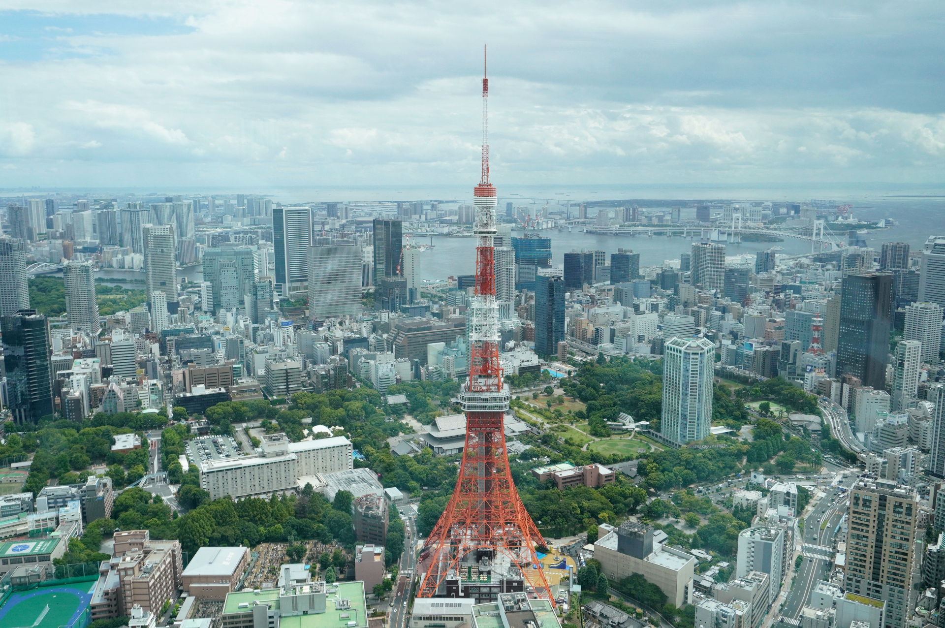 東京タワーが目の前にそびえる