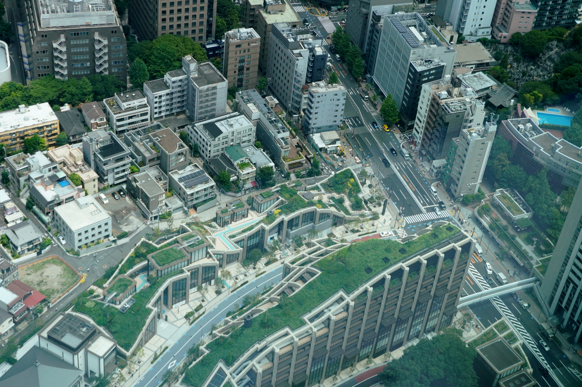 神谷町駅（右の道路沿い）と地下で直結する「ガーデンプラザ」