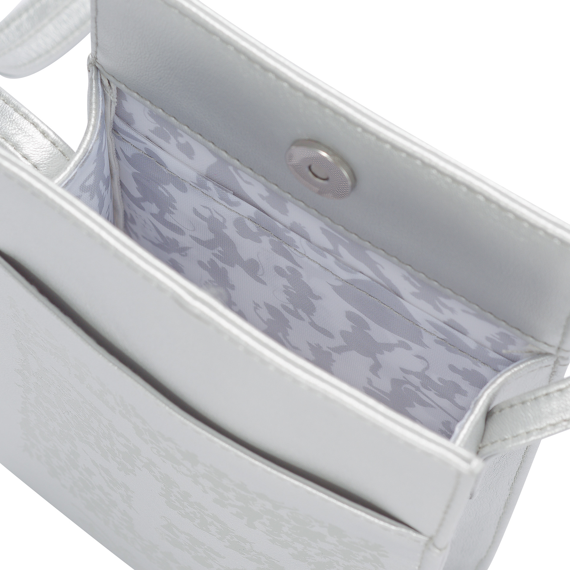 内側にキャラクターたちがデザインされている