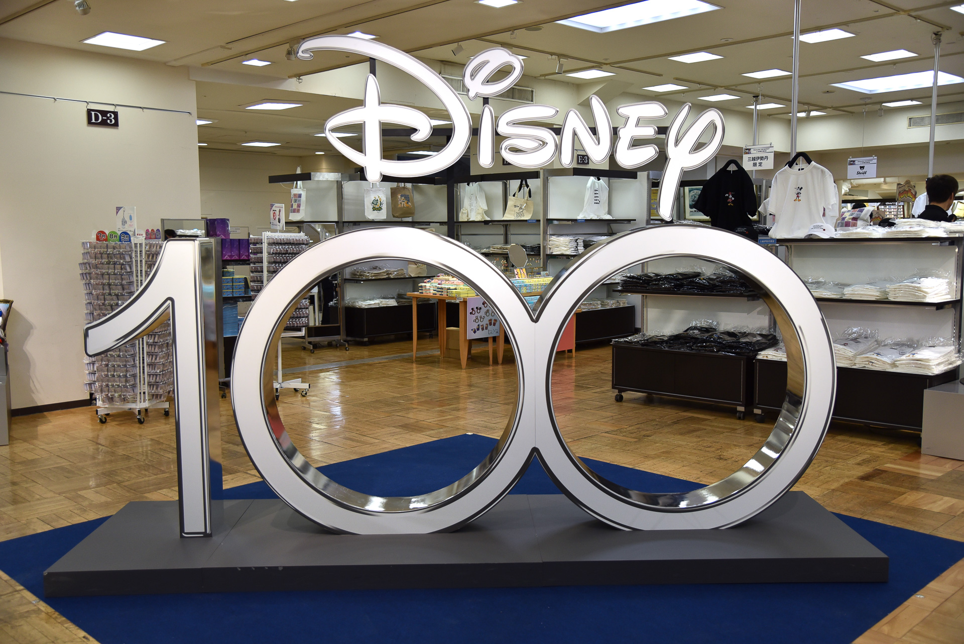 ディズニー100の大きなロゴも展示中