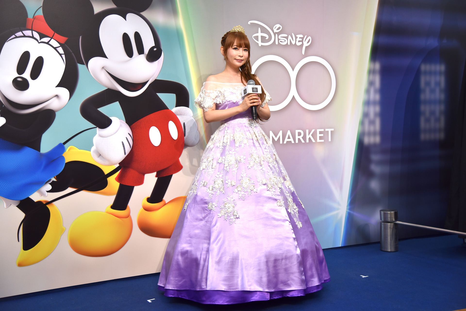 タレントの中川翔子さんがディズニープリンセスを思わせるロングドレスで登場