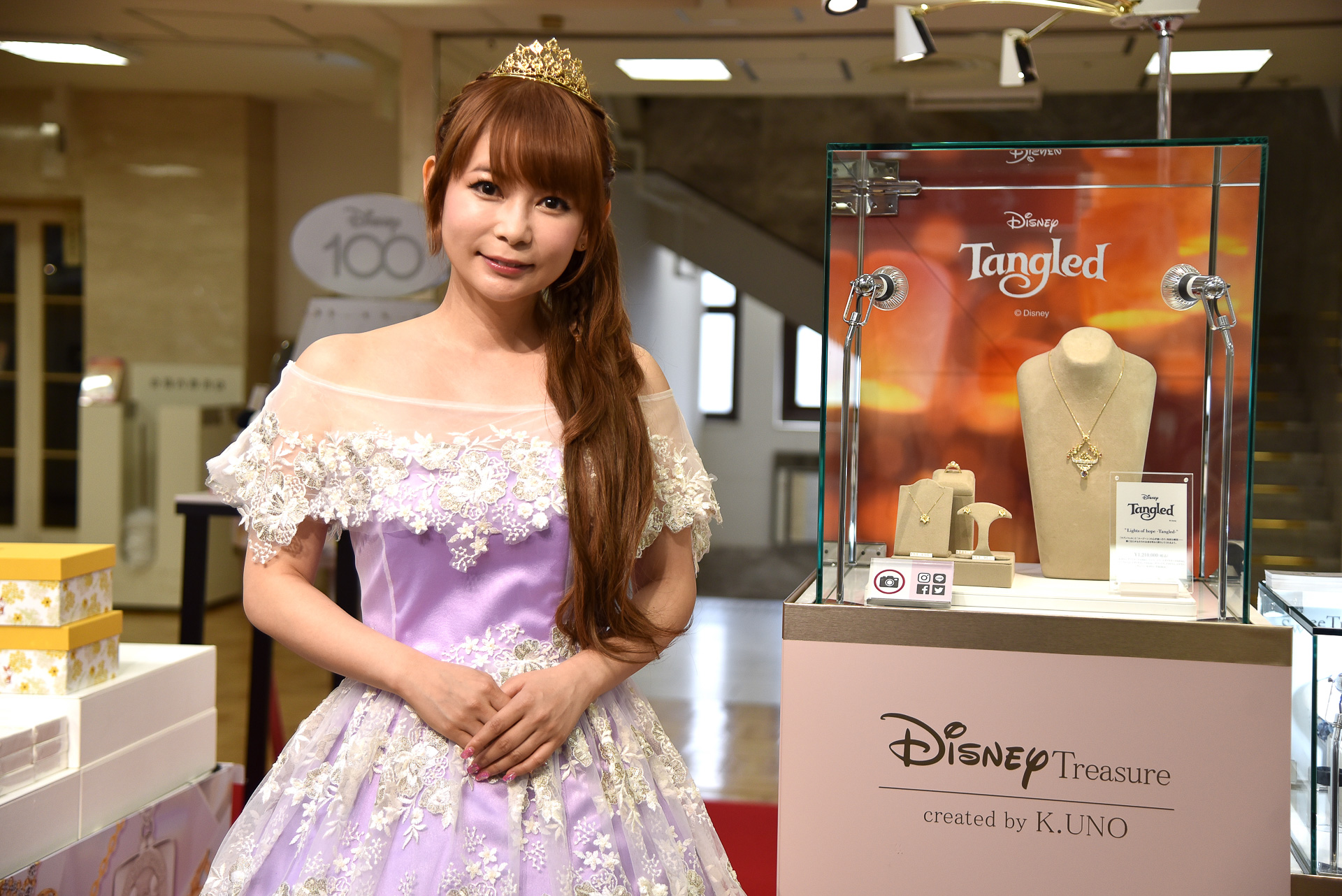ラプンツェルモデルのジュエリーとともに