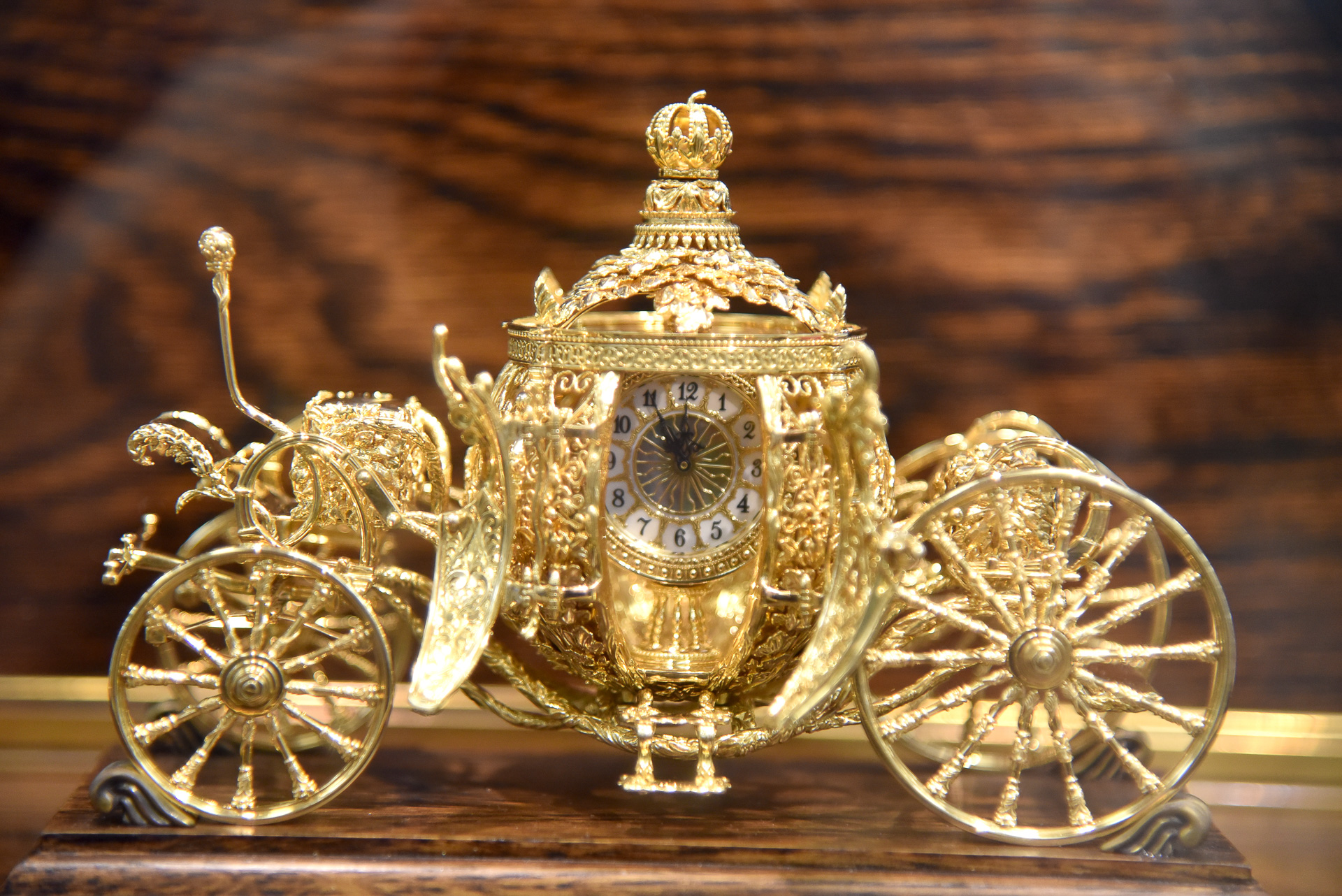 「『シンデレラ』－かぼちゃの馬車－／時計」（2200万円）はK18製