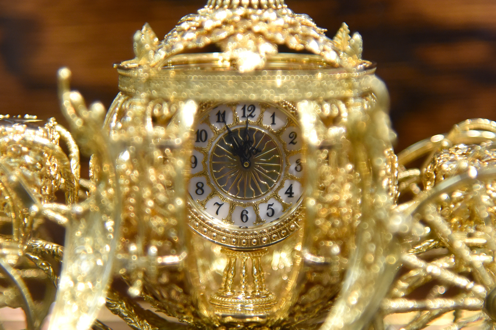 シンデレラの12時を告げる時計を思わせるクラシックな文字盤も中央に