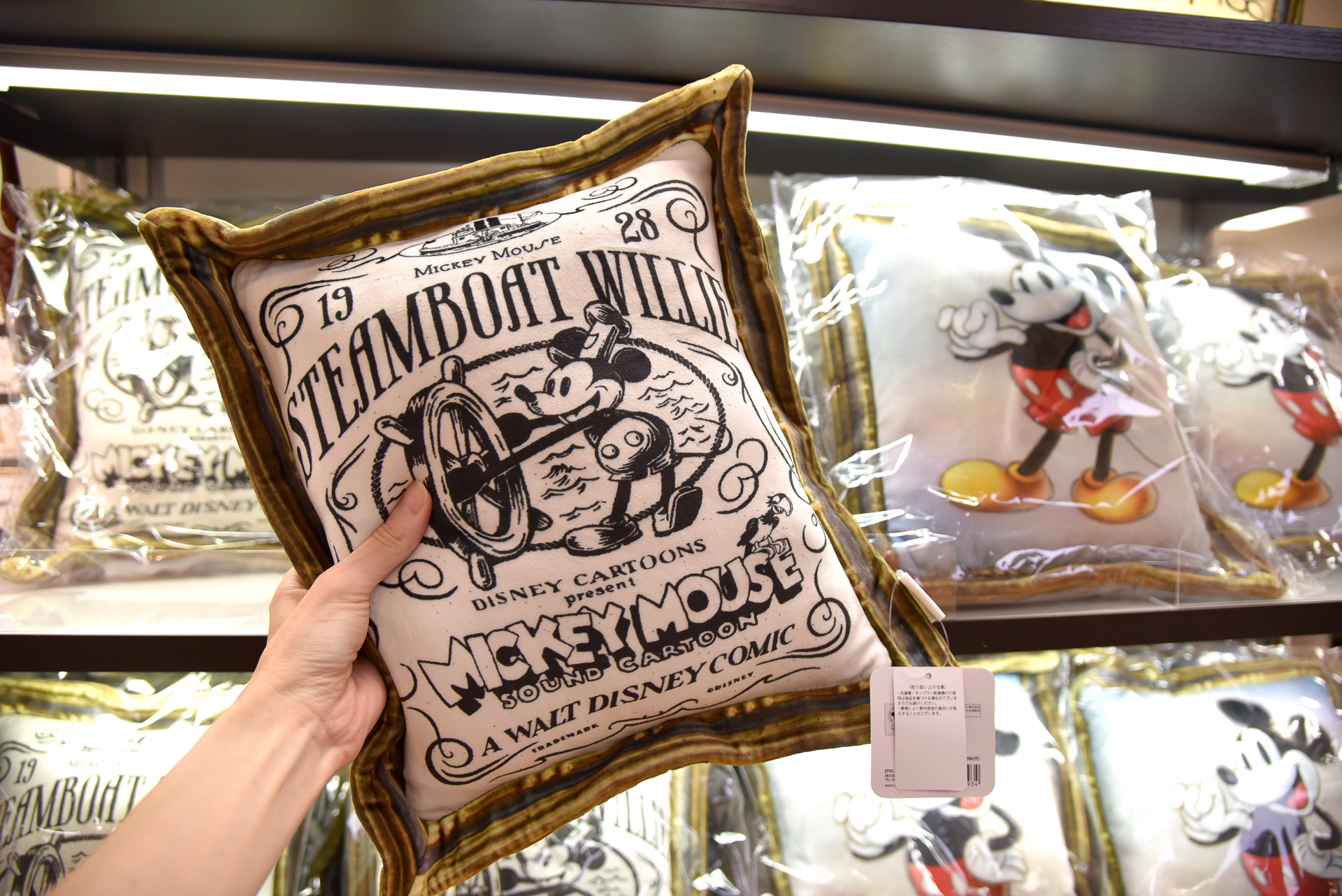 日本橋三越本店先行販売「アートクッション 蒸気船ウィリー」（3278円）