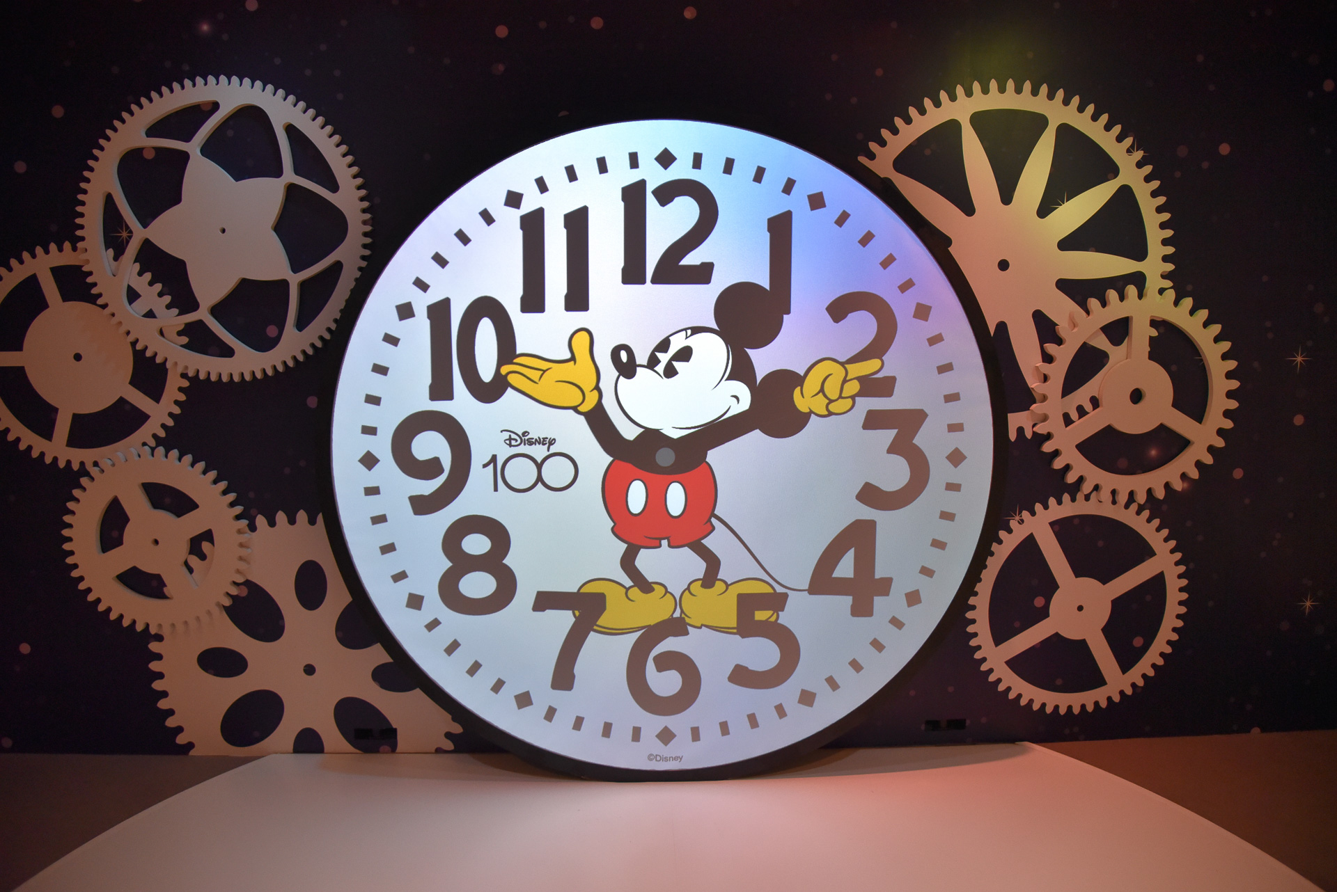 近づくとデザインやカラーが変化します