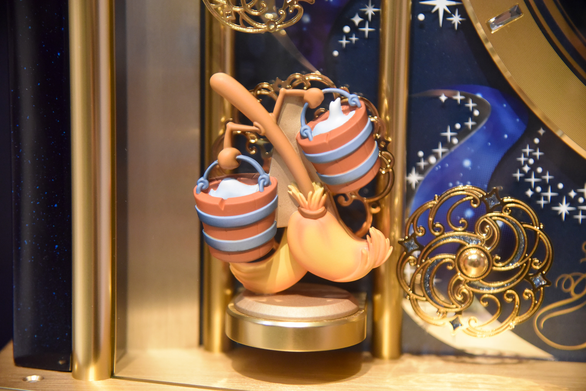 サイドには水入りのバケツで働くほうきの姿も。すべて職人による手作業