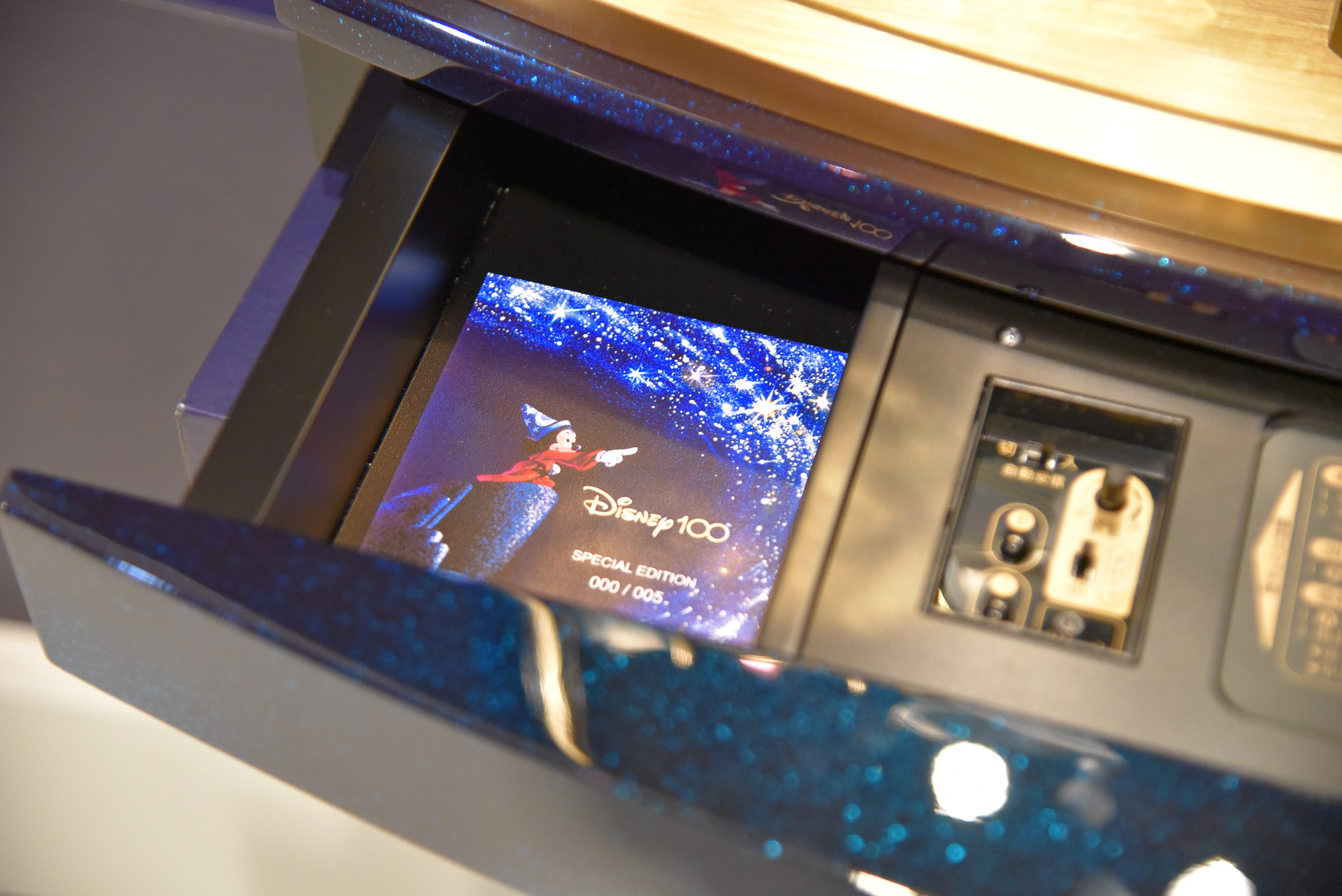 シリアルナンバー入りのプレートも