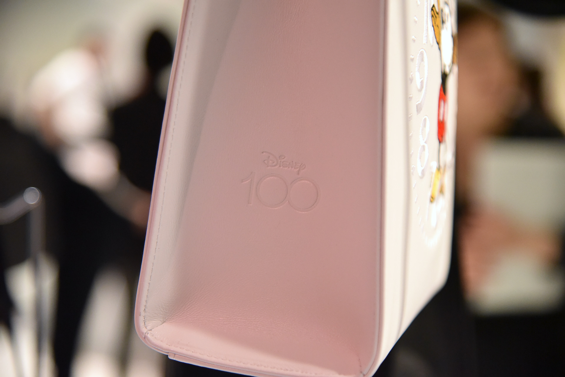 こちらはホワイトのサイド。ディズニー100のロゴ入り