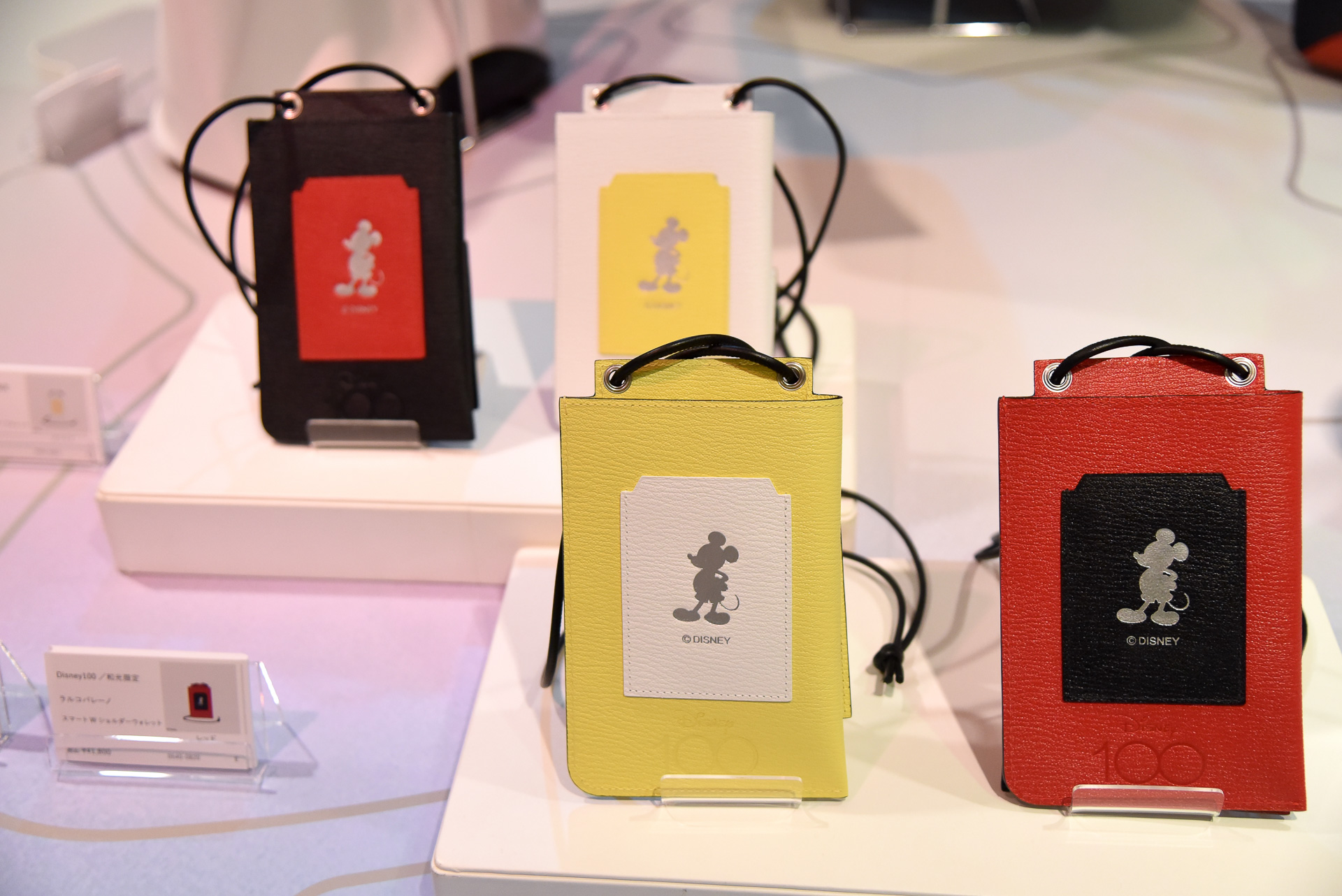 「Disney100／和光限定 ラルコバレーノ スマートWショルダーウオレット」（各4万1800円）
