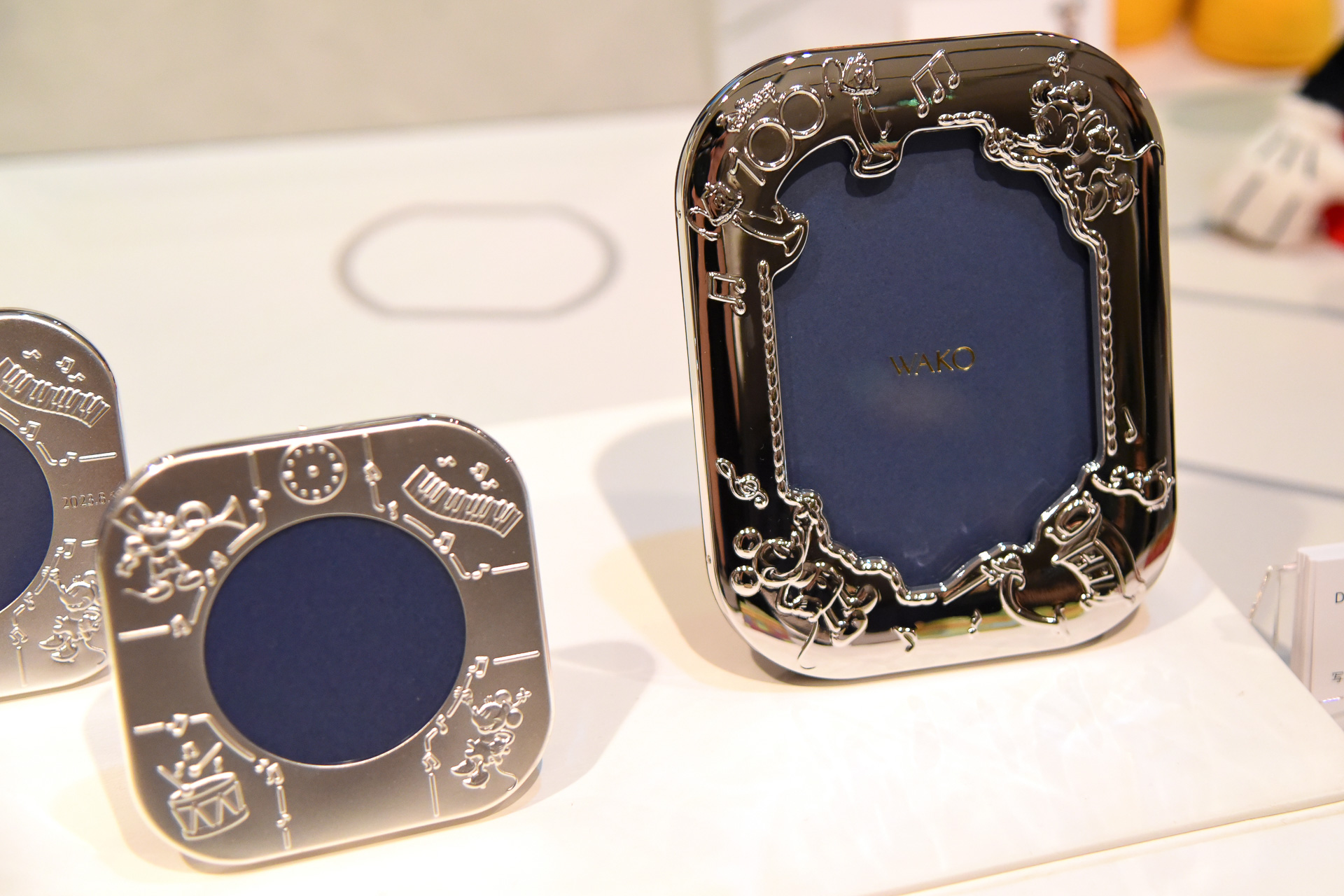 「Disney100／和光限定 写真立て（プラチナ仕上げ／銀製）」（2万7500円／3万5200円）