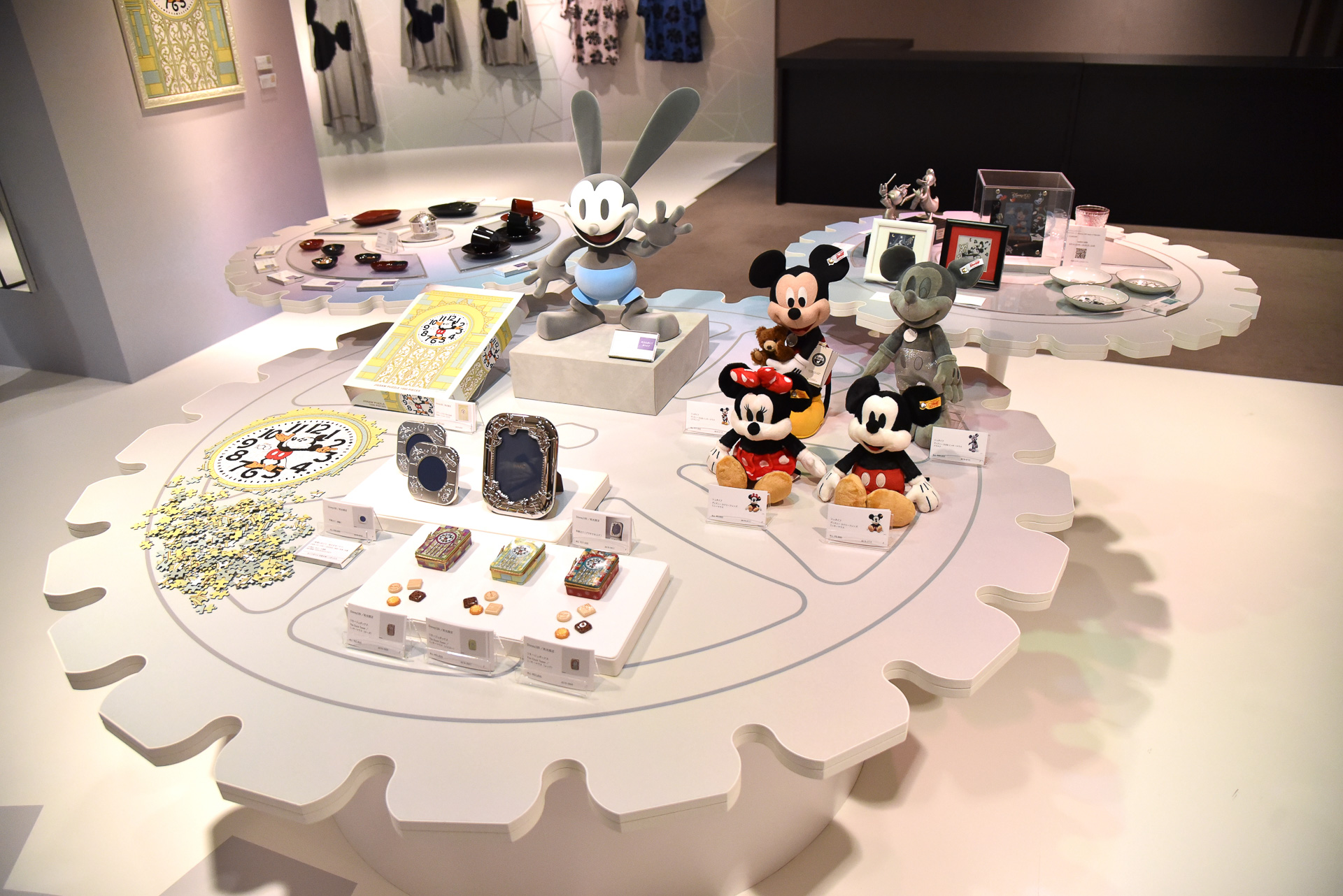 少し離れてみると台もミッキーシェイプでした