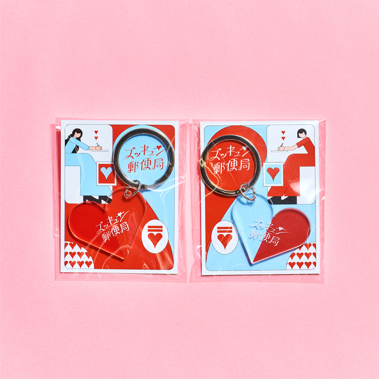 キーホルダー（600円）。重ねると赤いハートが完成する