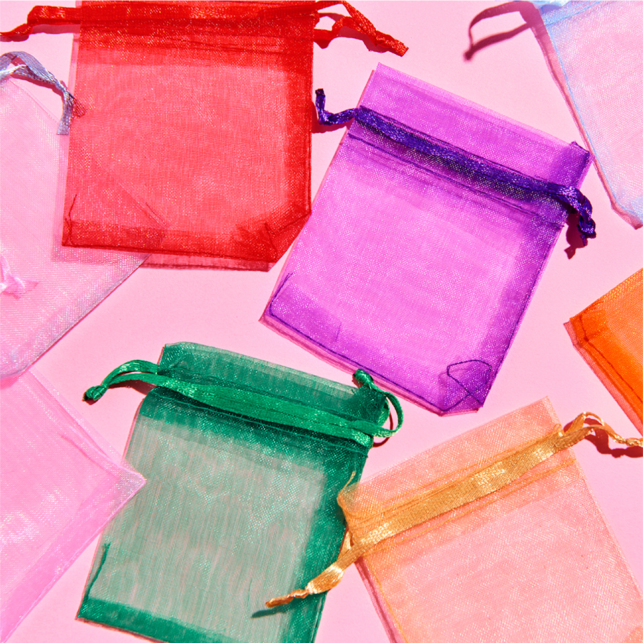 贈り物を推しカラーでパッキングして、ファン同士のグッズ交換にも