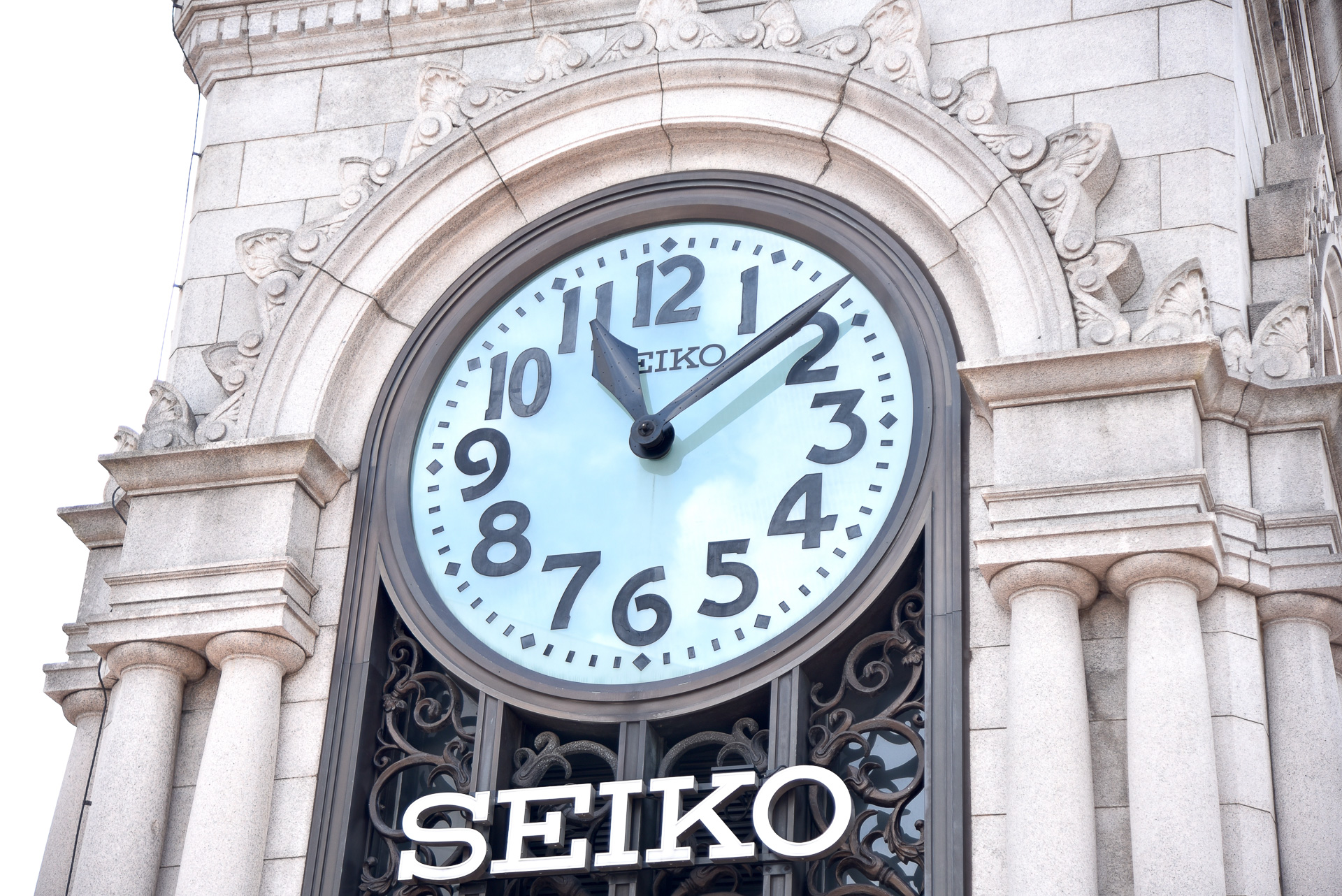 文字盤の直径は約2.4m。長針の長さは1.17mで、短針の長さは0.75m