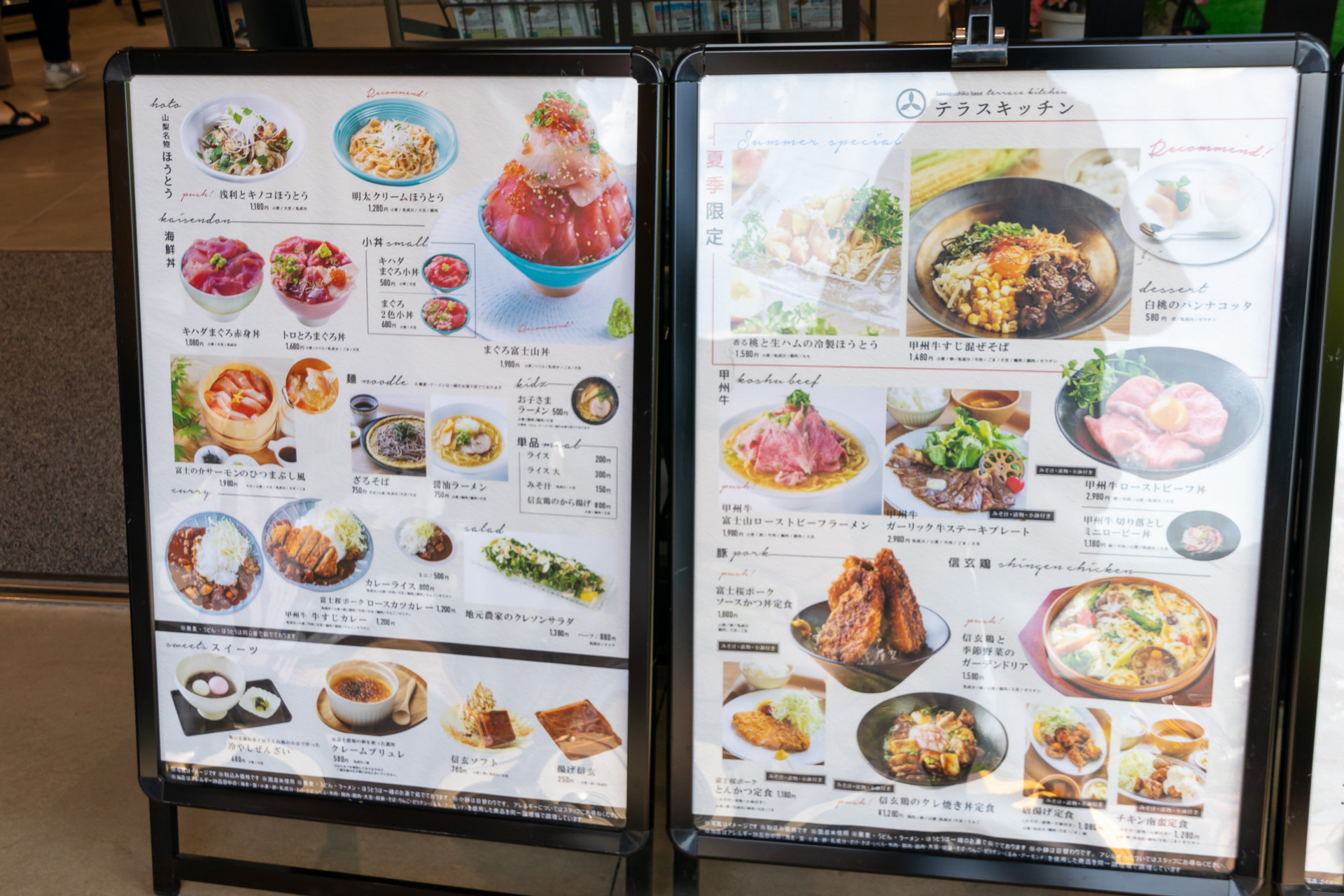 食事のほか、ドリンクメニューも豊富。山梨県産の赤ブドウや白ブドウを使ったジュースも提供している