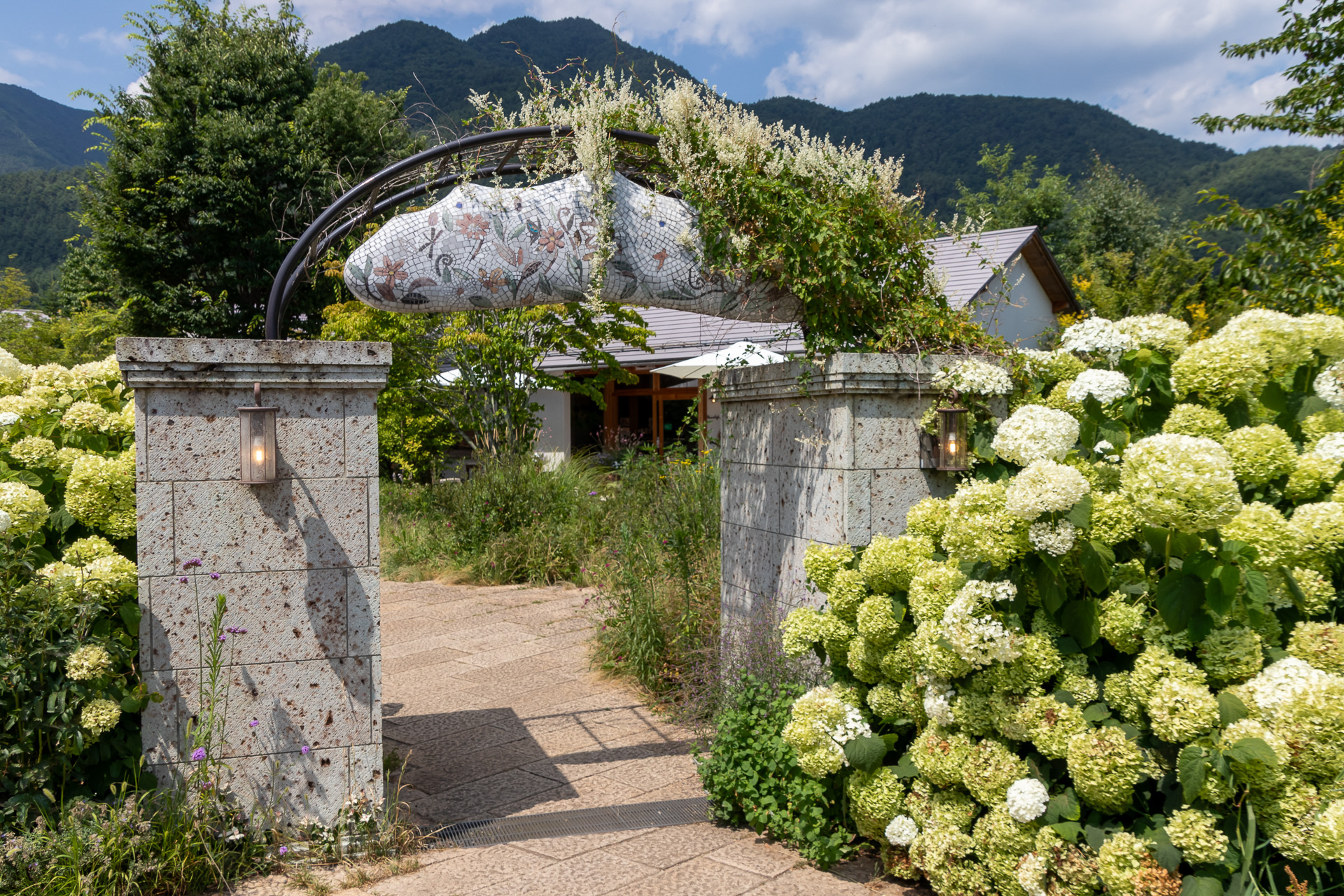 エントランスからして優雅な雰囲気を醸し出している「富士大石ハナテラス」