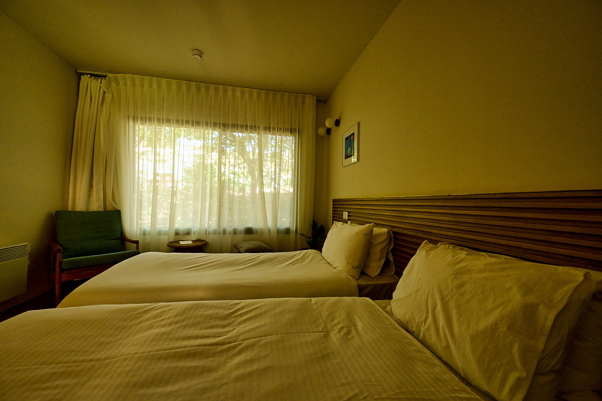 宿泊施設は木立のなかにあり、のんびり過ごせそうだ。部屋にはテレビはない。本を読んだり、風を感じたりしてリラックスしたい