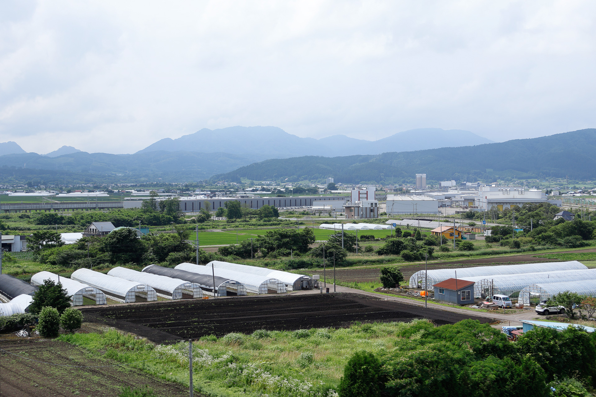 「藤城線」の高架橋から。正面の、大きな建物がいくつも並んでいる場所は、北海道新幹線の函館新幹線総合車両所