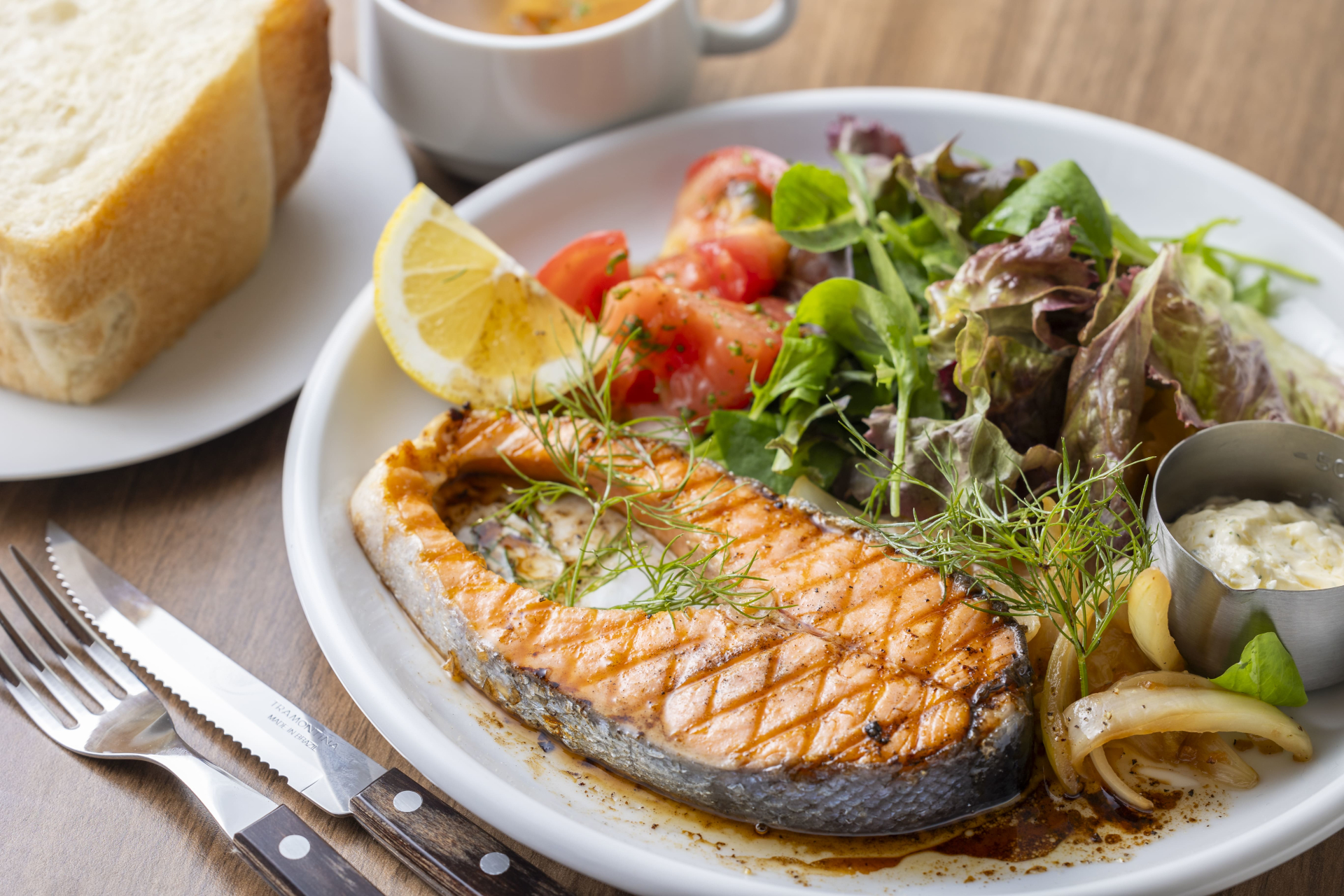 グリルサーモンプレート（1078円）